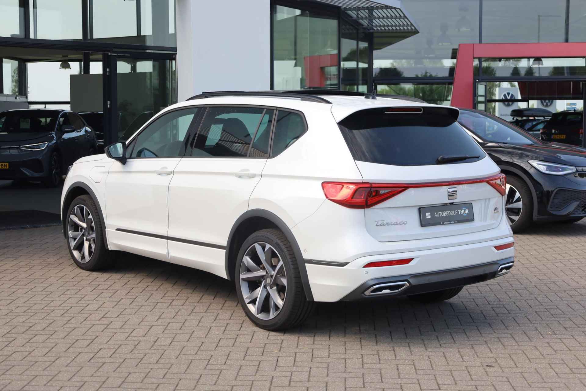 SEAT Tarraco 1.4 TSI e-Hybrid PHEV FR 245PK / 180kW Elektrisch glazen panorama-dak, achtruitrijcamera, 3-zone climatronic, voorstoelen + achterbank verwarmbaar, draadloze telefoonlader, Apple Carplay & Android Auto, adaptief dempingsysteem (DCC), buitenspiegels elektrisch verstel- opklap- en verwarmbaar met geheugen en verlichting, elektrisch verstelbare bestuurdersstoel met geheugen, adaptive cruise control, LED koplampen, full map navigatie, Keyless Entry, sportstoelen, file assitent, 20'' LMV - 6/52