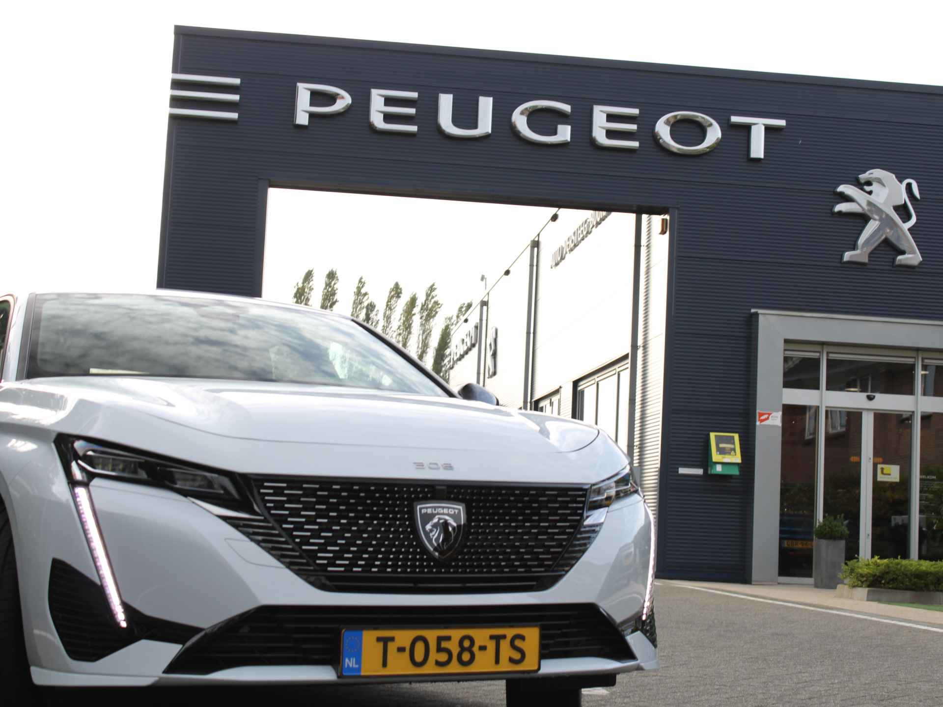 Peugeot E-308 EV GT 154PK First Edition 54 kWh, Navigatie, Keyless Entry & Start, Stoelverwarming, Stuurverwarming, Achteruitrijcamera - 4/61