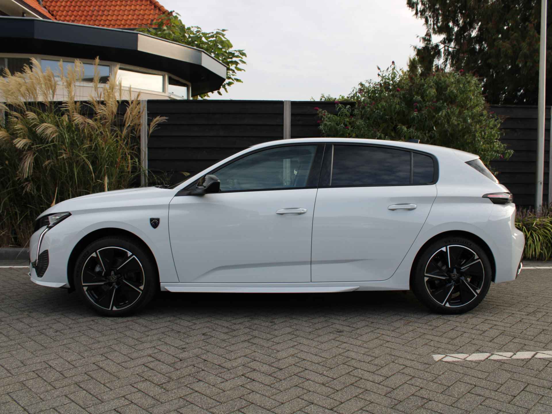 Peugeot E-308 EV GT 154PK First Edition 54 kWh, Navigatie, Keyless Entry & Start, Stoelverwarming, Stuurverwarming, Achteruitrijcamera - 8/61