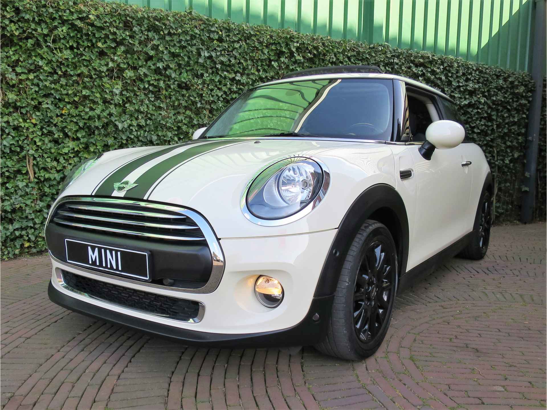 MINI Cooper 1.2 One Chili Business met Navi, Pano.dak, Park.ass, Clima en 16" - 31/43