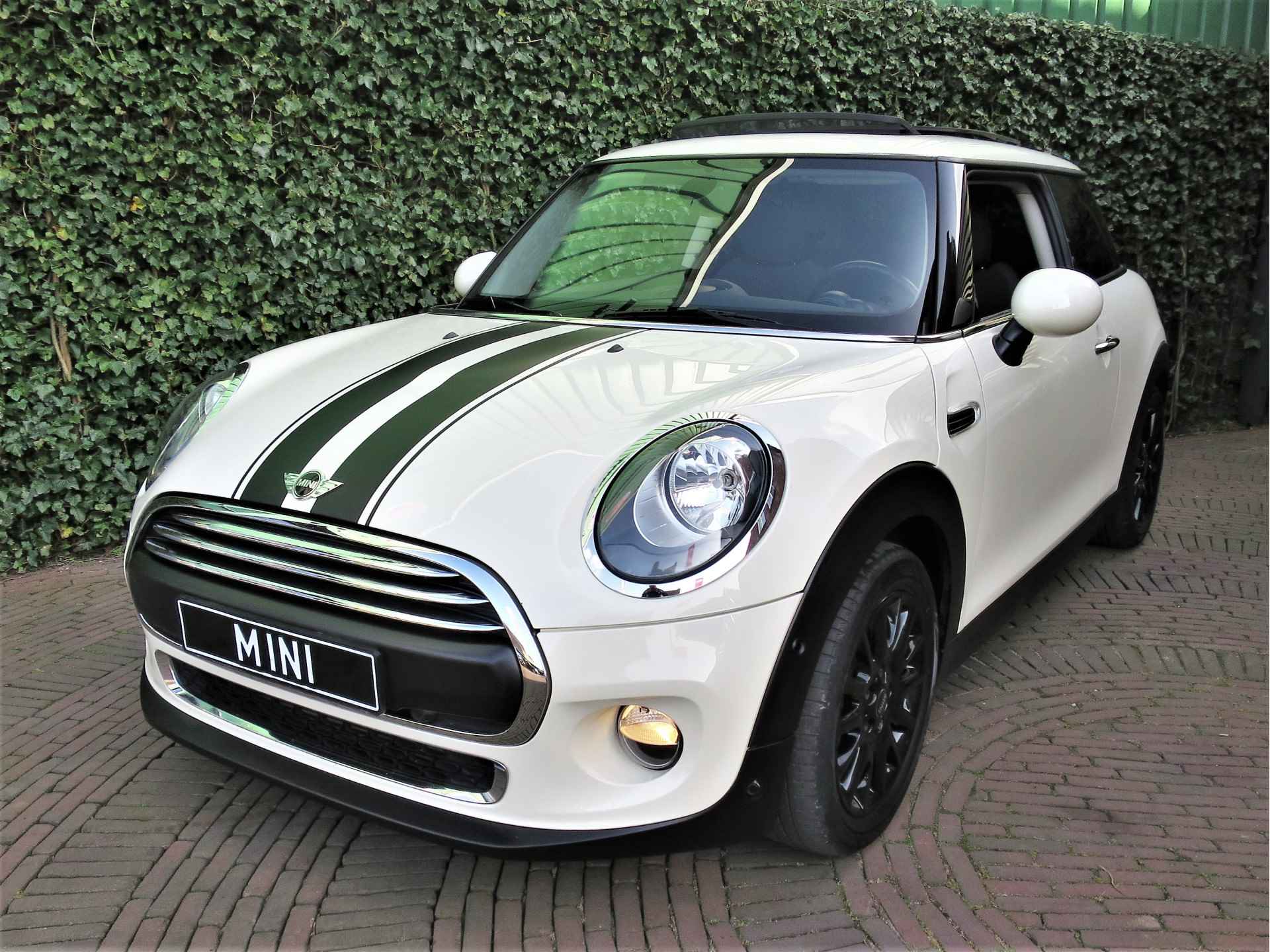 MINI Cooper 1.2 One Chili Business met Navi, Pano.dak, Park.ass, Clima en 16" - 42/43