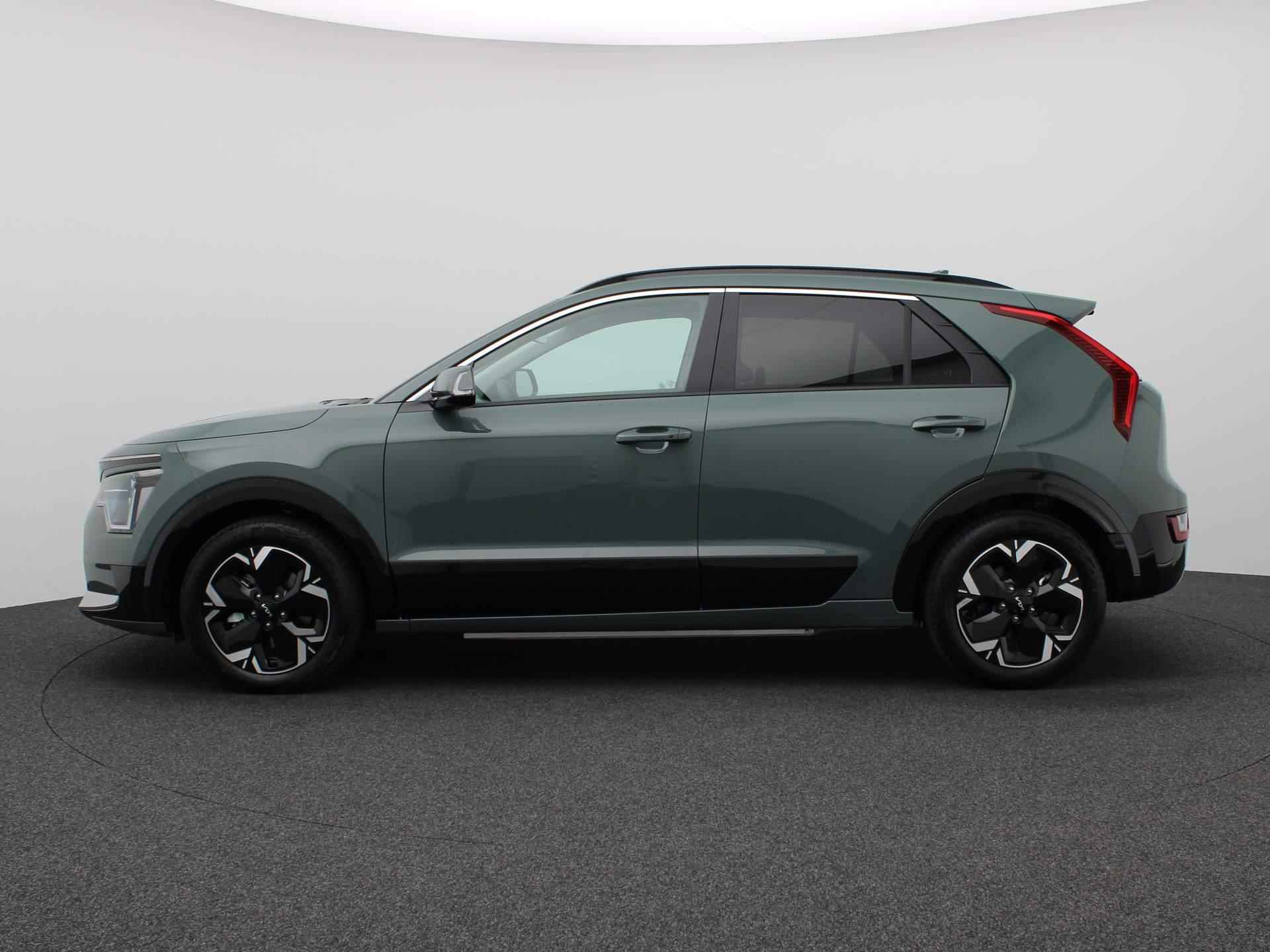 Kia Niro EV Plus 64.8 kWh Warmtepomp, schuif-/kanteldak, achteruitrijcamera, Harman/Kardon, leder, head-up, elek. stoel, stuur/stoelverwarming, keyless, stoelventilatie, 17'' lichtmetaal - 2/57