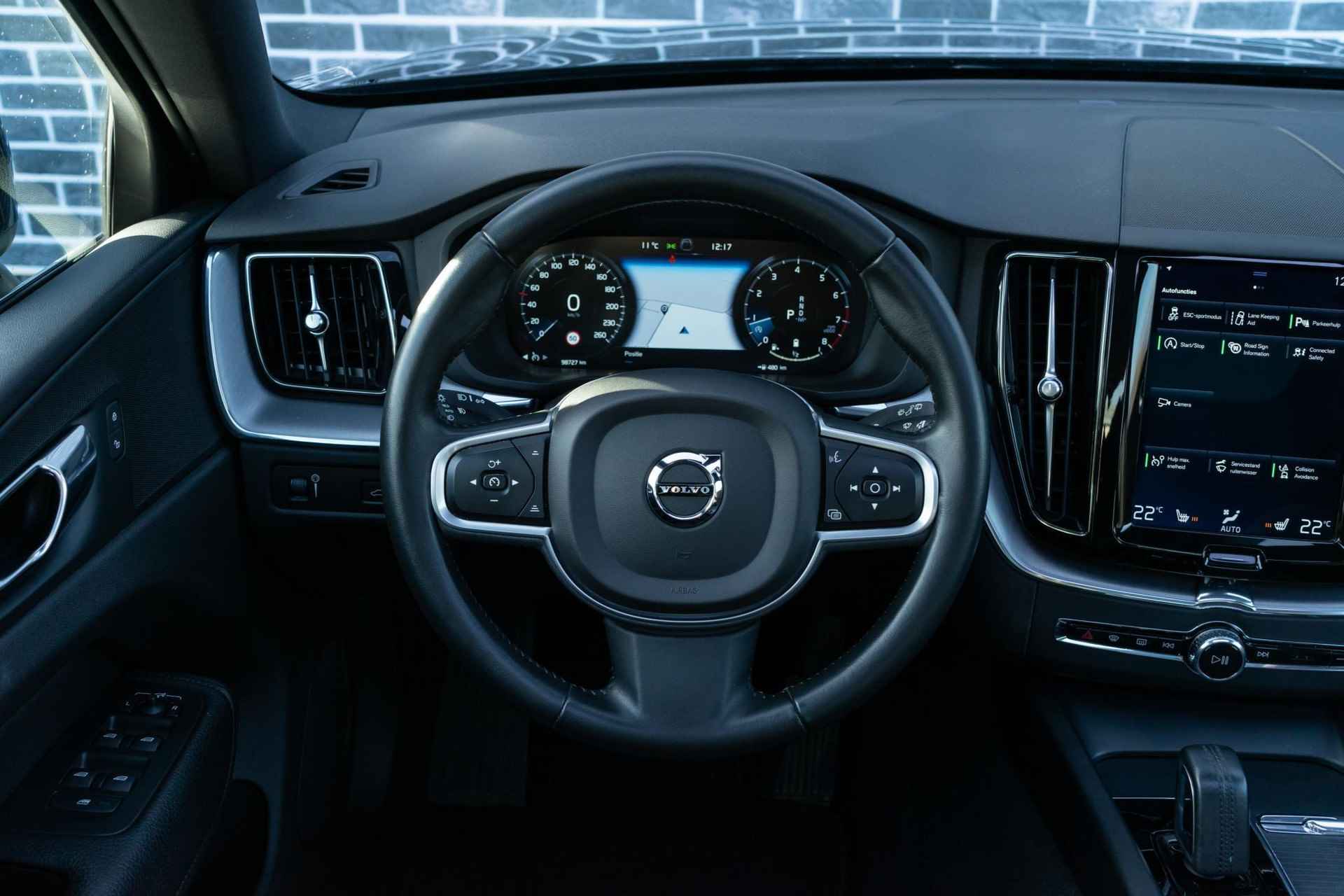 Volvo XC60 B5 Momentum Pro | Schuif-/Kanteldak | Stoelverwarming | Park Assist + Camera | Trekhaak | 20" LM | Leder | Zitverlenging - 4/20