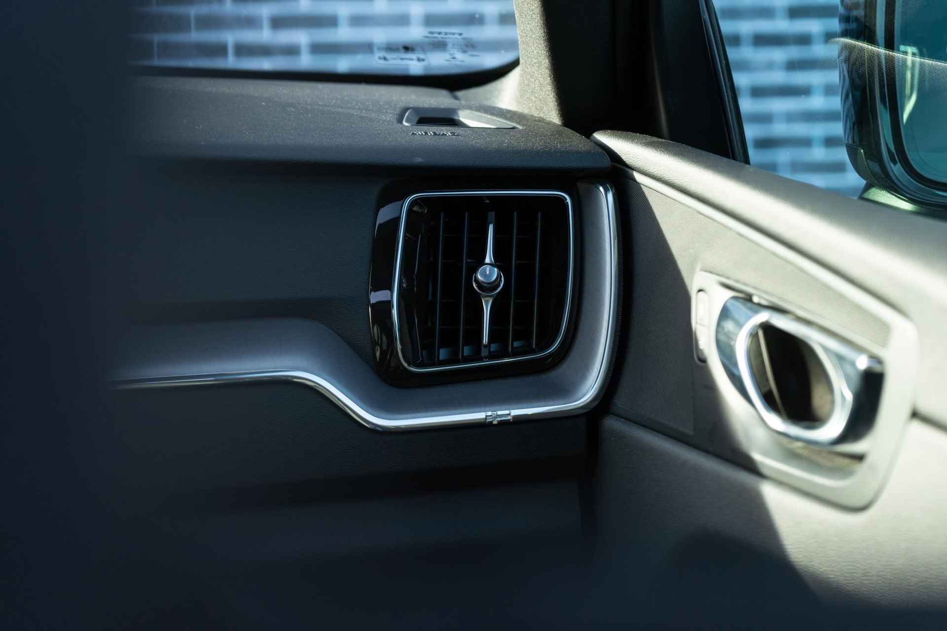 Volvo XC60 B5 Momentum Pro | Schuif-/Kanteldak | Stoelverwarming | Park Assist + Camera | Trekhaak | 20" LM | Leder | Zitverlenging - 11/20