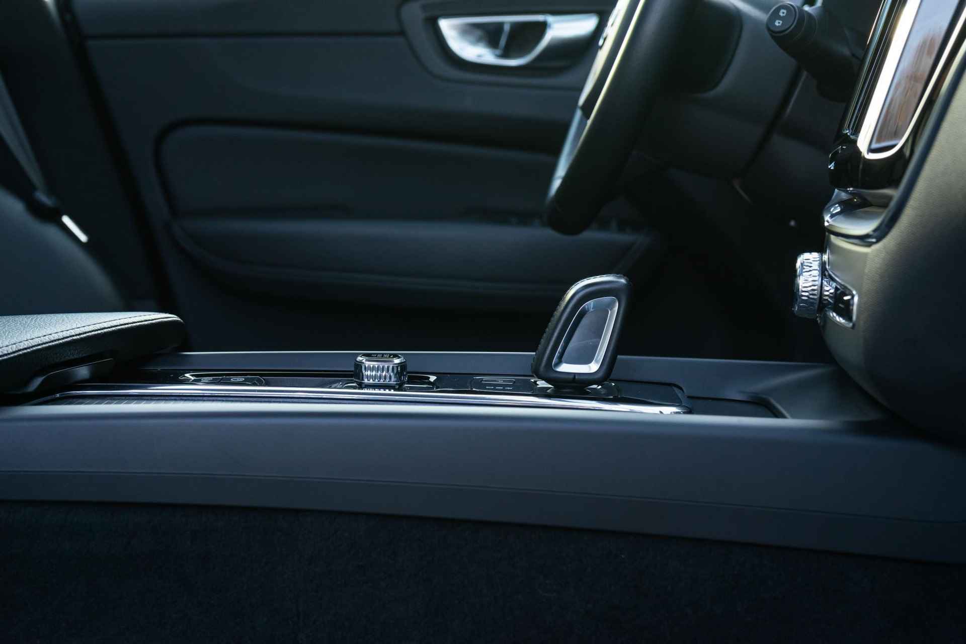 Volvo XC60 B5 Momentum Pro | Schuif-/Kanteldak | Stoelverwarming | Park Assist + Camera | Trekhaak | 20" LM | Leder | Zitverlenging - 12/20
