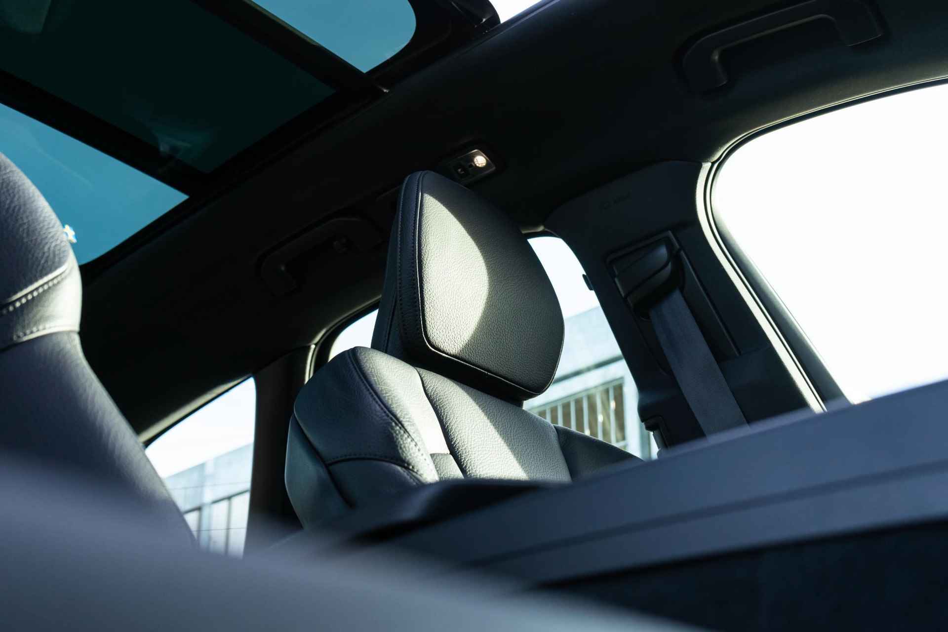 Volvo XC60 B5 Momentum Pro | Schuif-/Kanteldak | Stoelverwarming | Park Assist + Camera | Trekhaak | 20" LM | Leder | Zitverlenging - 14/20
