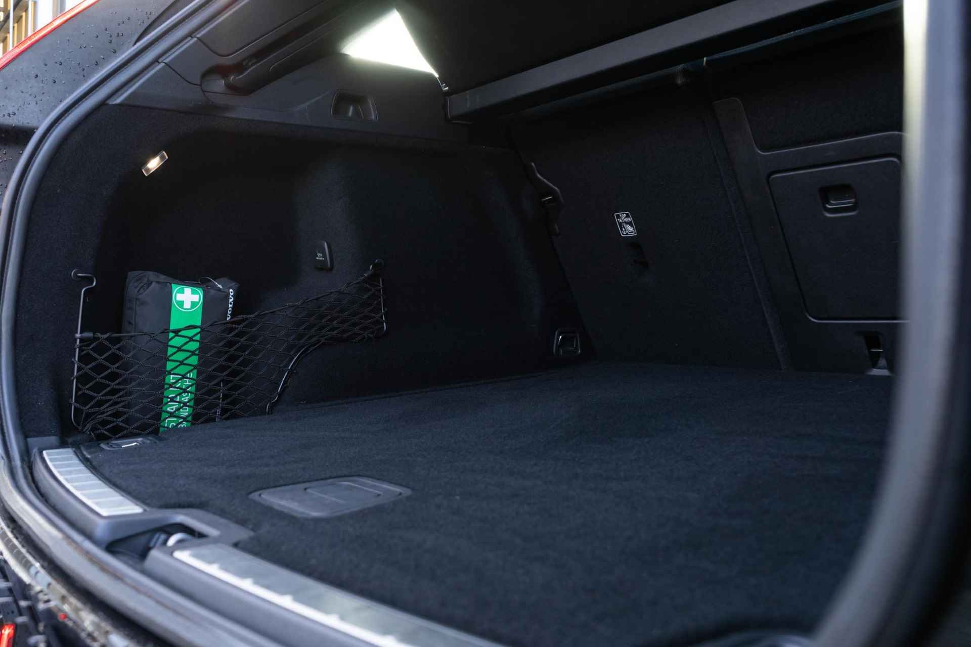 Volvo XC60 B5 Momentum Pro | Schuif-/Kanteldak | Stoelverwarming | Park Assist + Camera | Trekhaak | 20" LM | Leder | Zitverlenging - 15/20