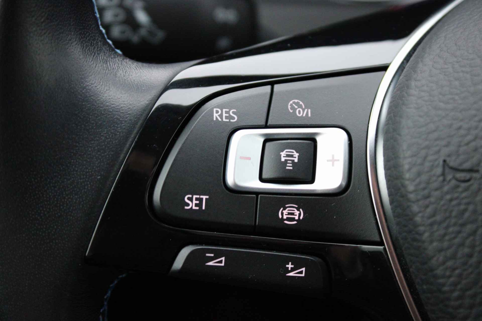 Volkswagen e-Golf E-DITION Navigatie / Partkeersensoren LED verlichting / Clima / Bluetooth / Cruise - 24/38