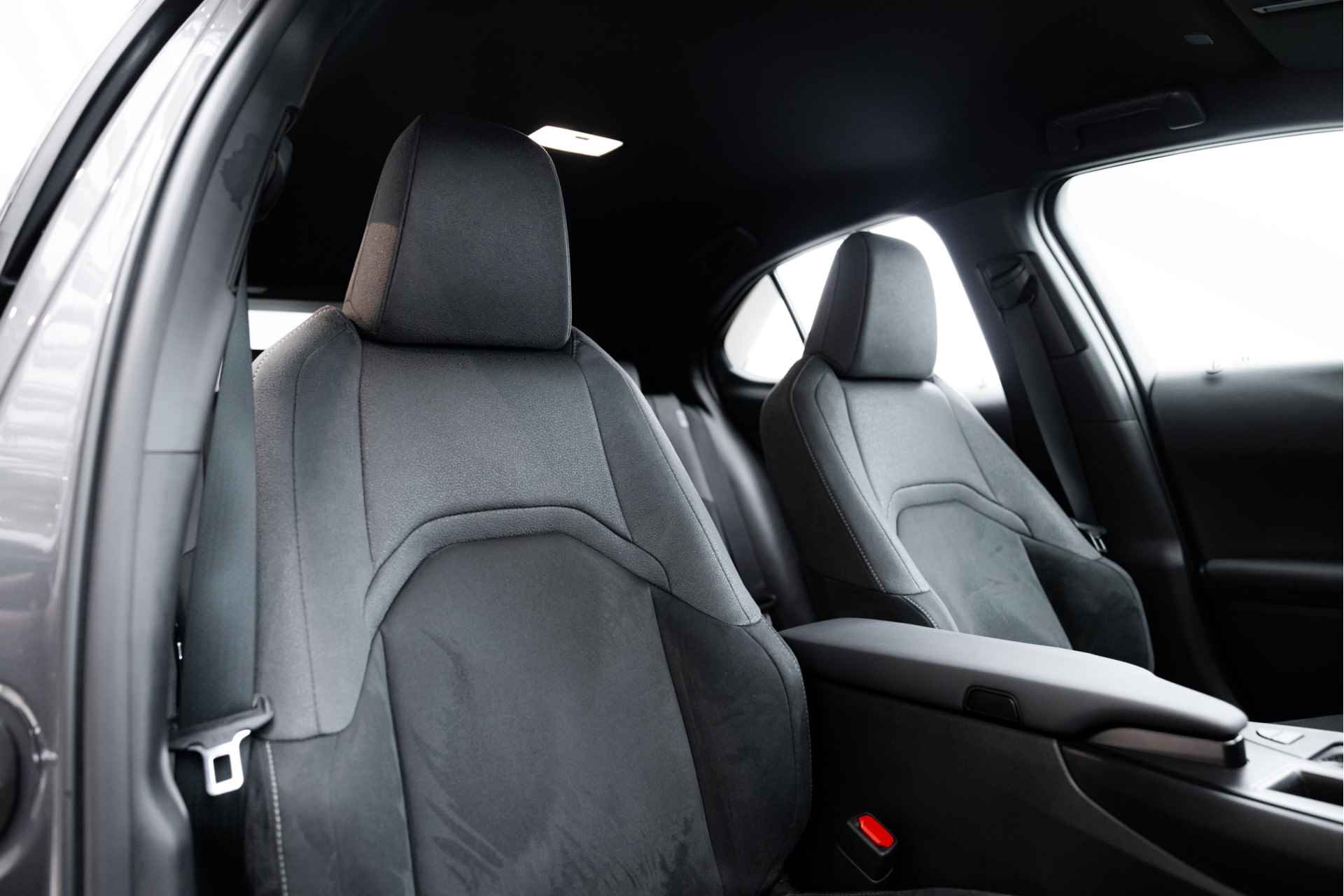 Lexus UX 250h Business Line | Achteruitrijcamera | Climate Control | Parkeersensoren | PhoneConnect | - 47/51