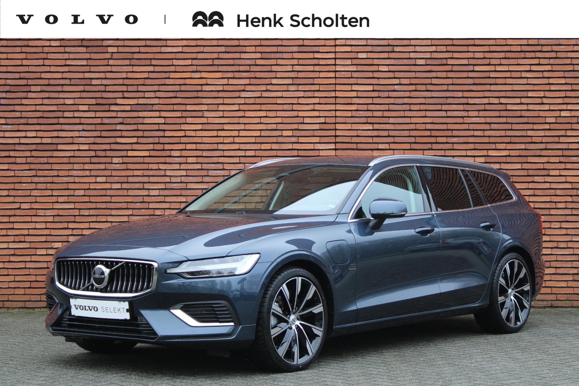 Volvo V60 T6 AWD AUT8 350PK Essential Edition | Park assist pack | Climate pack | Driver assist | Standkachel | Keyless entry | 20'' Lichtmetalen velgen | Diffuser met uitlaatstukken |