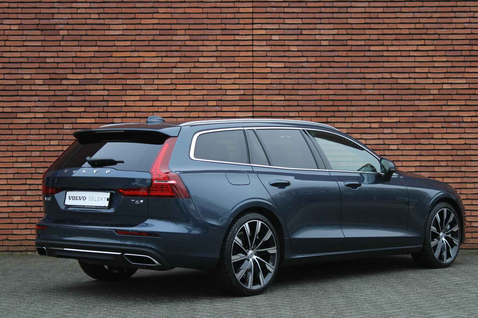 Volvo V60 T6 AWD AUT8 350PK Essential Edition | Park assist pack | Climate pack | Driver assist | Standkachel | Keyless entry | 20'' Lichtmetalen velgen | Diffuser met uitlaatstukken | - 2/18