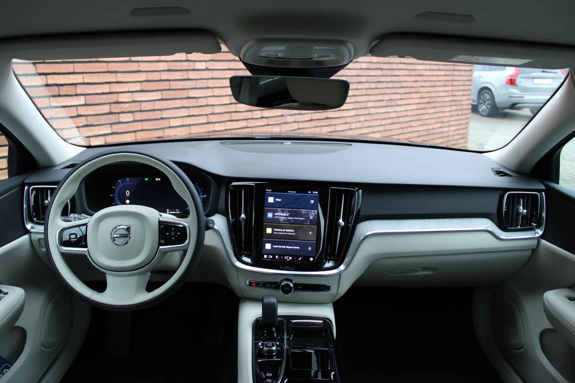 Volvo V60 T6 AWD AUT8 350PK Essential Edition | Park assist pack | Climate pack | Driver assist | Standkachel | Keyless entry | 20'' Lichtmetalen velgen | Diffuser met uitlaatstukken | - 4/18