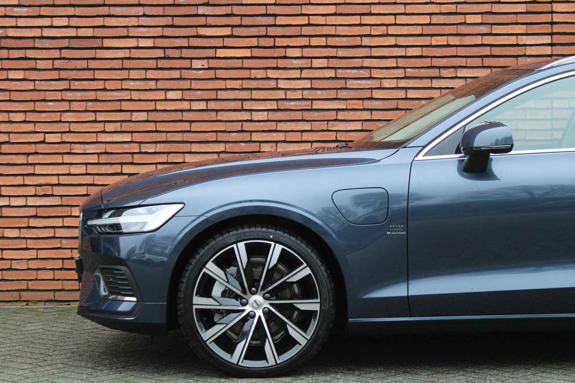 Volvo V60 T6 AWD AUT8 350PK Essential Edition | Park assist pack | Climate pack | Driver assist | Standkachel | Keyless entry | 20'' Lichtmetalen velgen | Diffuser met uitlaatstukken | - 8/18