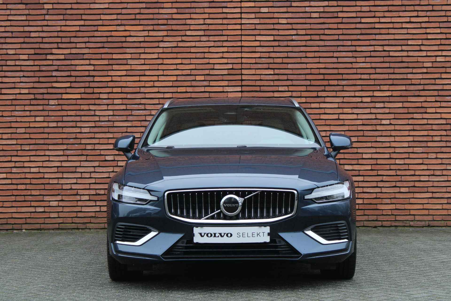 Volvo V60 T6 AWD AUT8 350PK Essential Edition | Park assist pack | Climate pack | Driver assist | Standkachel | Keyless entry | 20'' Lichtmetalen velgen | Diffuser met uitlaatstukken | - 14/18