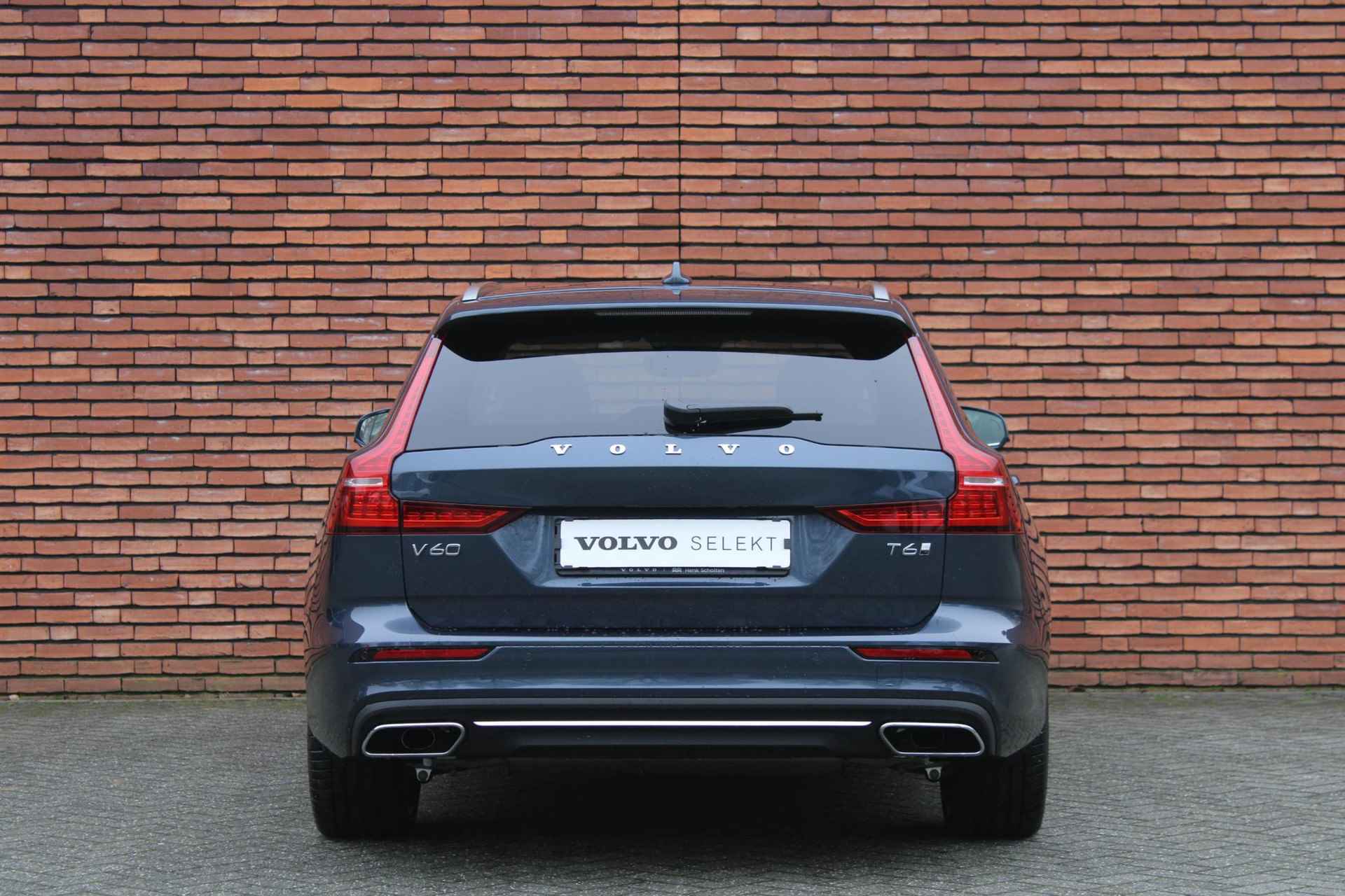 Volvo V60 T6 AWD AUT8 350PK Essential Edition | Park assist pack | Climate pack | Driver assist | Standkachel | Keyless entry | 20'' Lichtmetalen velgen | Diffuser met uitlaatstukken | - 15/18