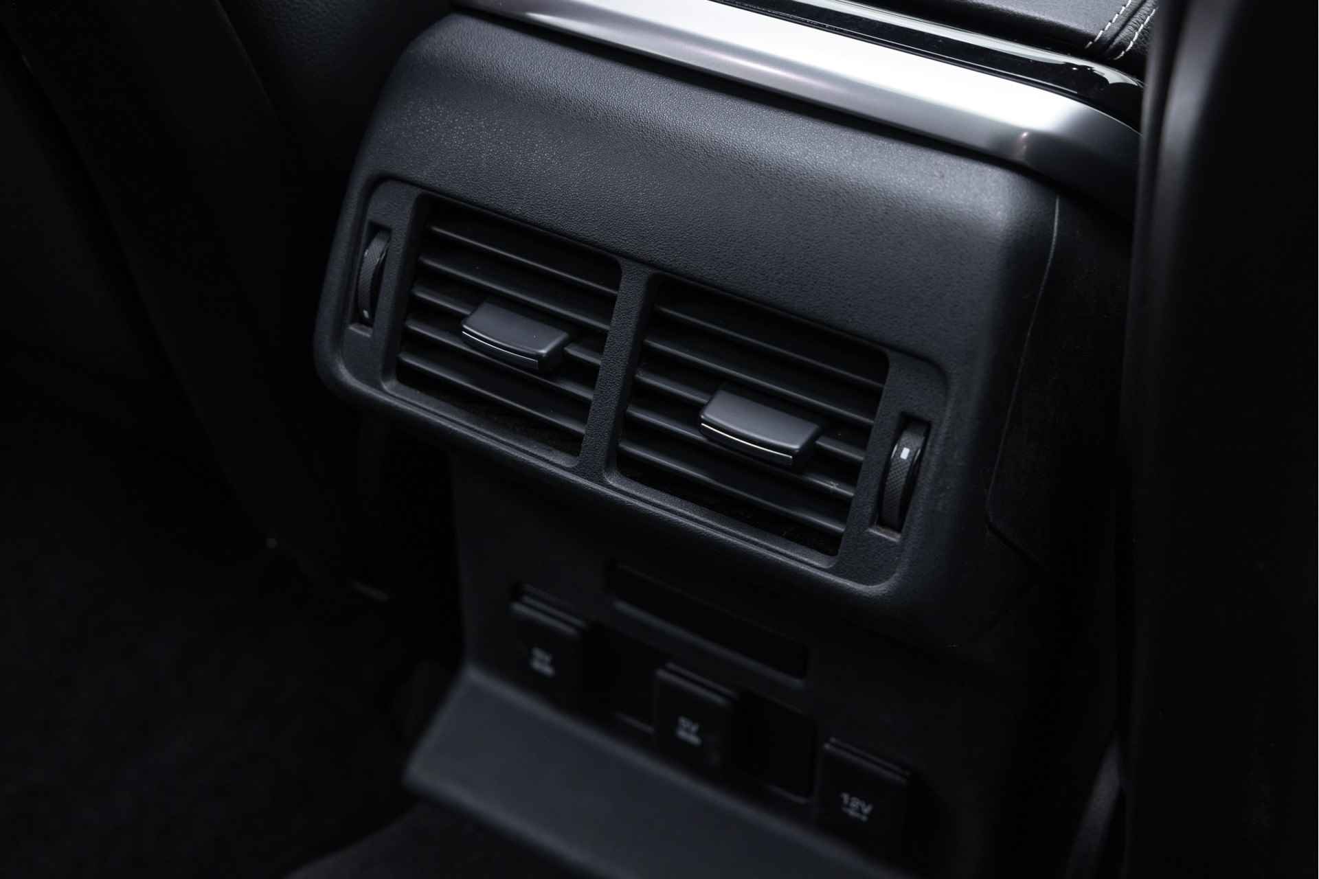 Land Rover Range Rover Velar P250 Turbo AWD R-Dynamic | Black Pack | Pano | 21 Inch | Meridian Audio | Afn Trekhaak | Verwarmbaar stuur - 18/36