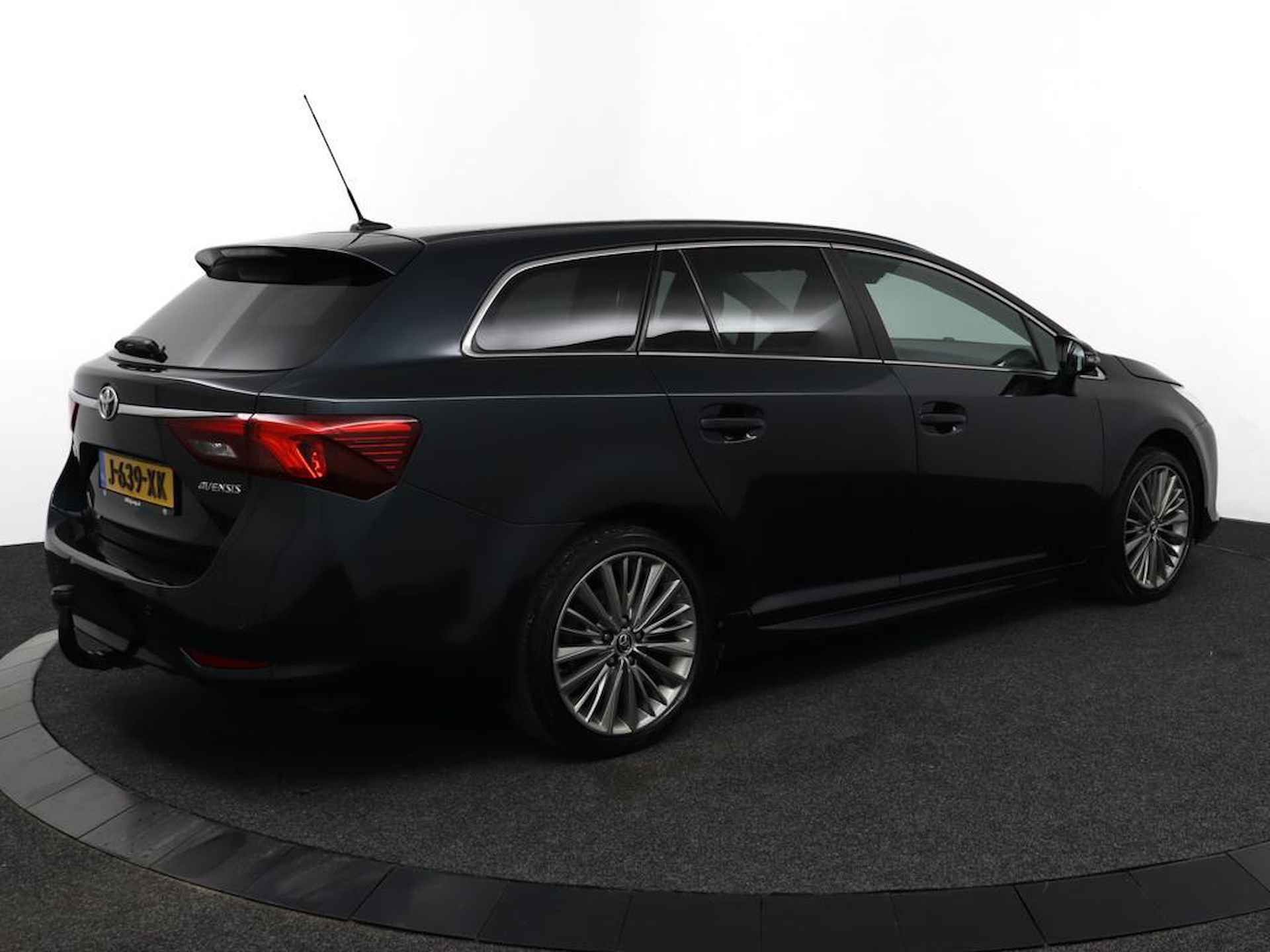 Toyota Avensis Touring Sports 1.8 VVT-i Lease Pro | Leer | Navigatie | Trekhaak | Achteruitrijcamera | Stoelverwarming | 1500 kg trekgewicht | - 2/53