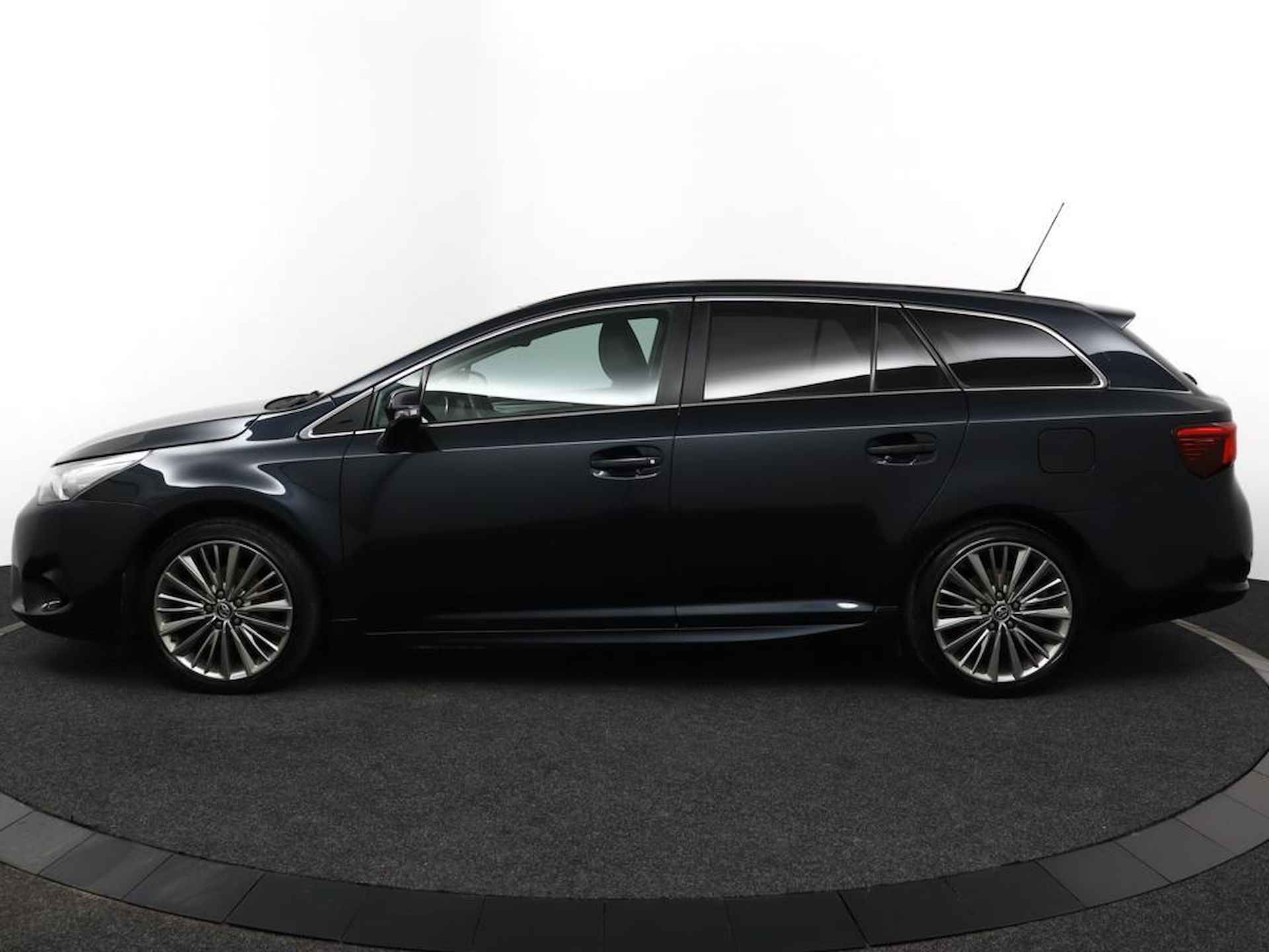 Toyota Avensis Touring Sports 1.8 VVT-i Lease Pro | Leer | Navigatie | Trekhaak | Achteruitrijcamera | Stoelverwarming | 1500 kg trekgewicht | - 3/53