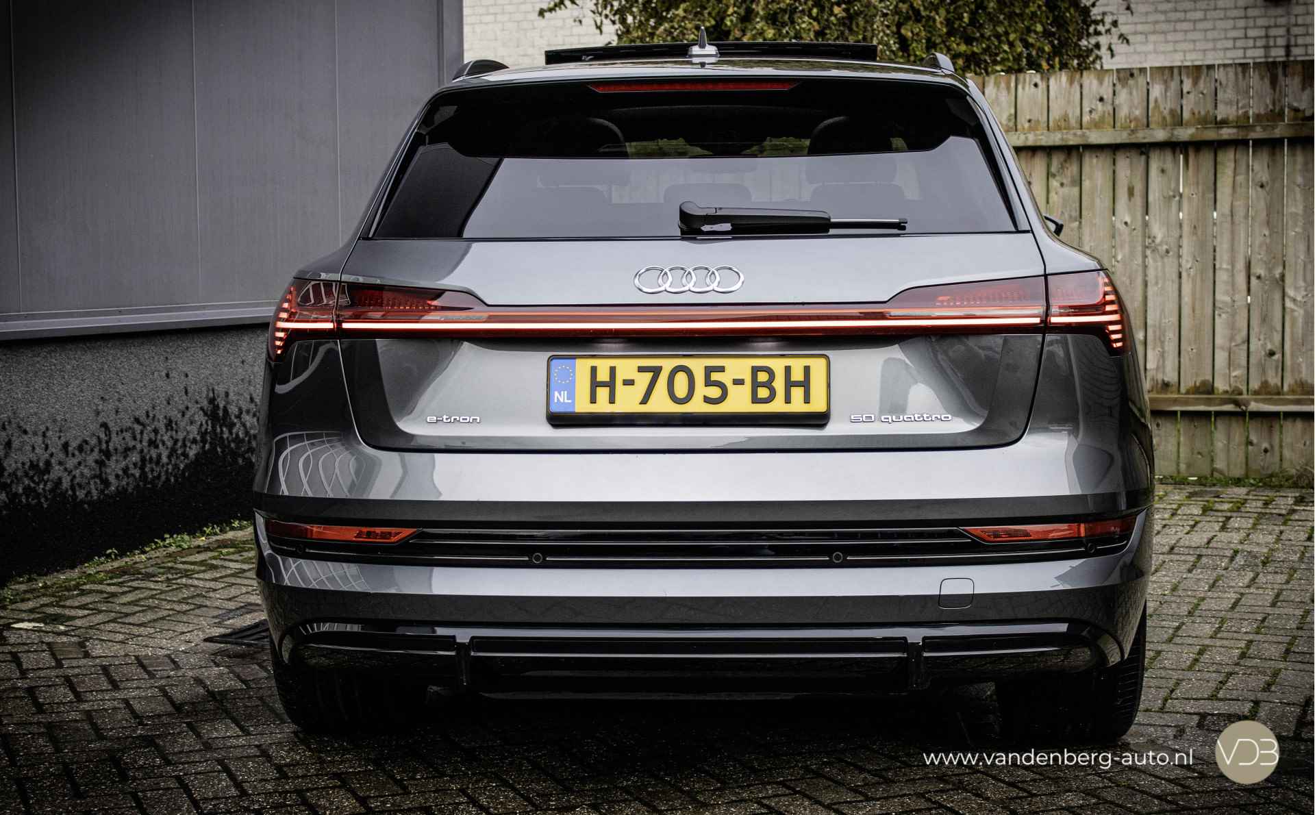 Audi e-tron 50 QuattroS-Line Black Edition PANO Origineel NL - 4/13