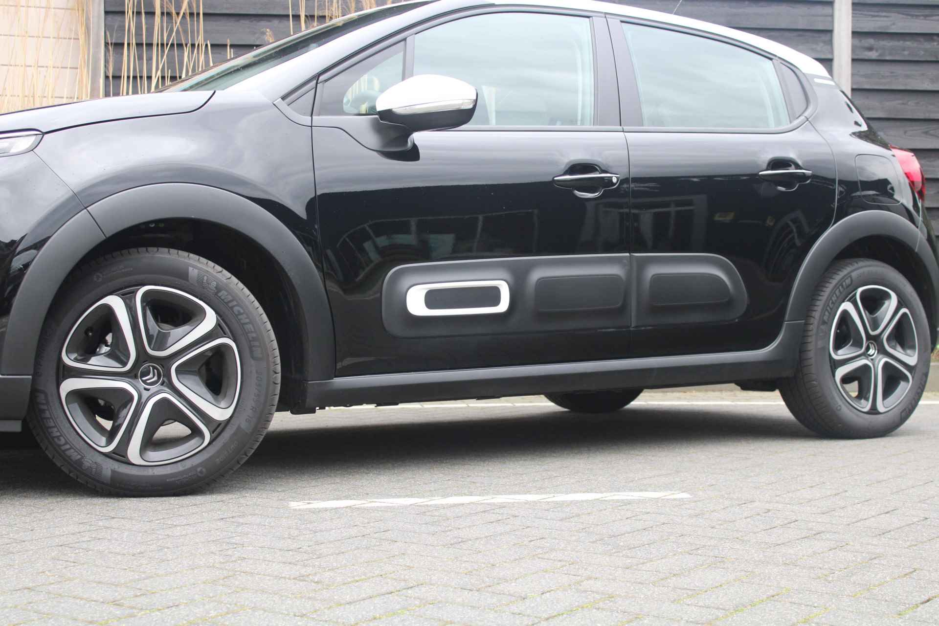 Citroën C3 1.2 PureTech 82PK Shine Business Navigatie via Apple/Android, Keyless Entry, Stoelverwarming, Climate Control - 4/32