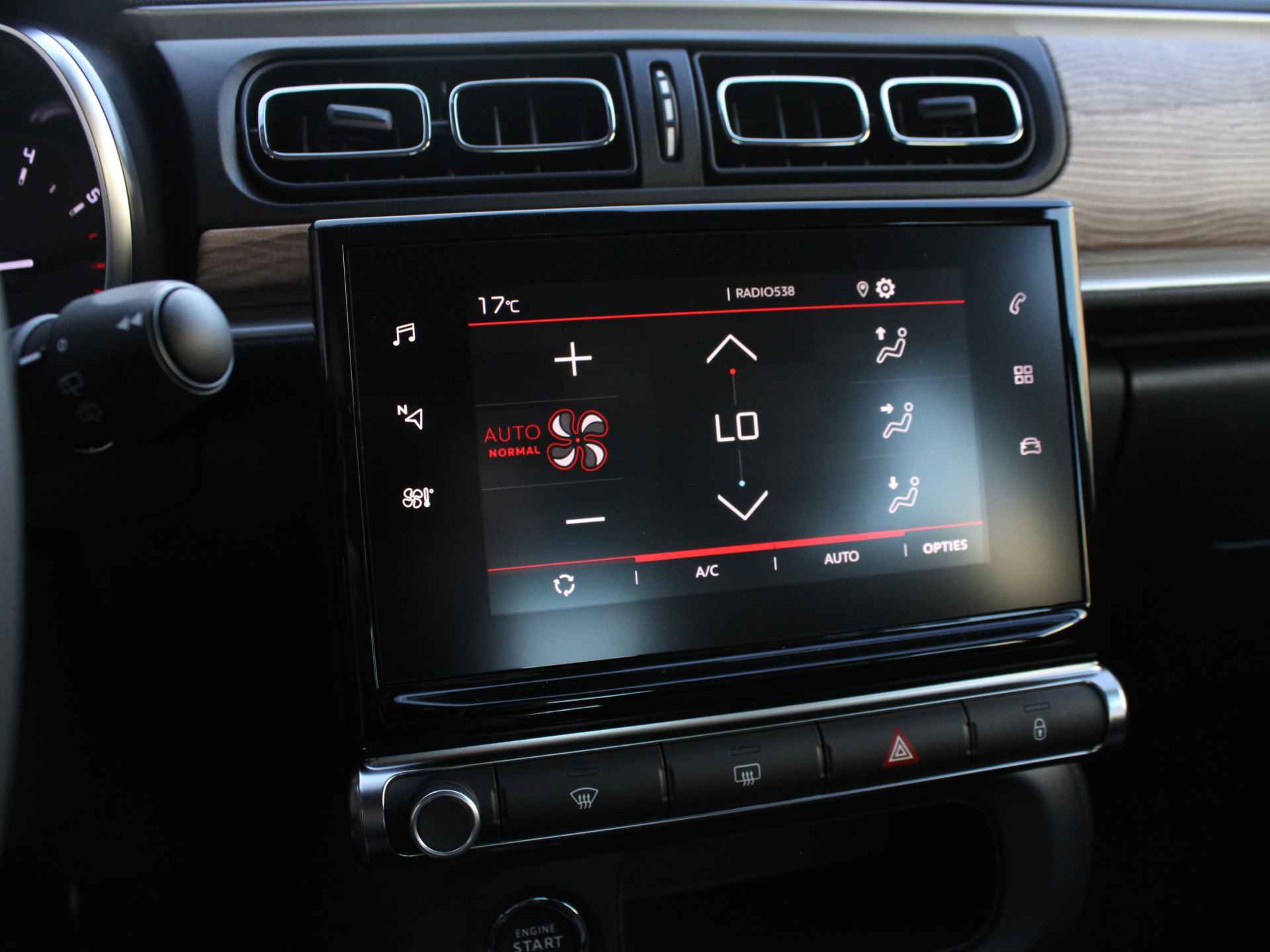 Citroën C3 1.2 PureTech 82PK Shine Business Navigatie via Apple/Android, Keyless Entry, Stoelverwarming, Climate Control - 24/32