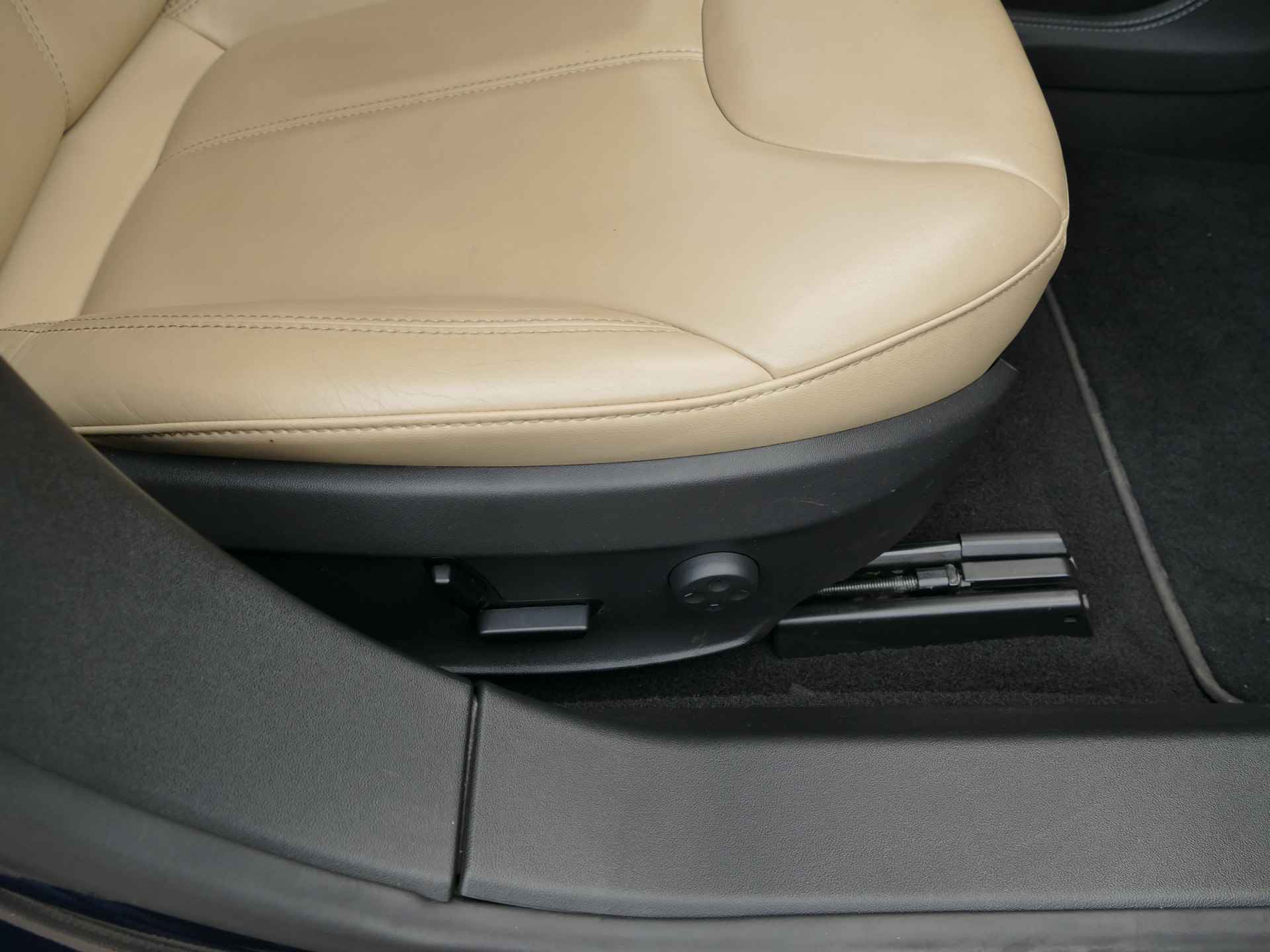 Tesla Model S 85 | FREE CHARGE | stoelverwarming | licht leder interieur | all-season-banden - 31/48