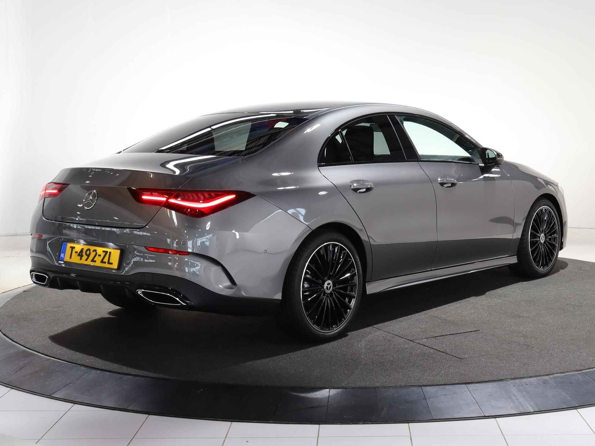 Mercedes-Benz CLA-klasse 180 Coupe AMG Line | Nightpakket incl. 19'' | Achteruitrijcamera | Keyless Go | Sfeerverlichting | Digitaal Display | Draadloos laden | - 3/30