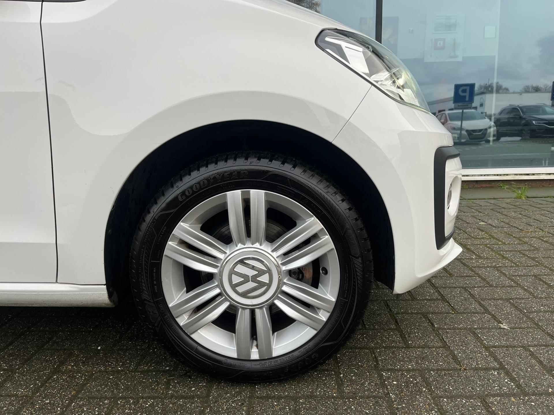 Volkswagen Up! 1.0 BMT high up! - Automaat - Parkeerhulp - Climate - Winterpakket - Org.NL - 7/24