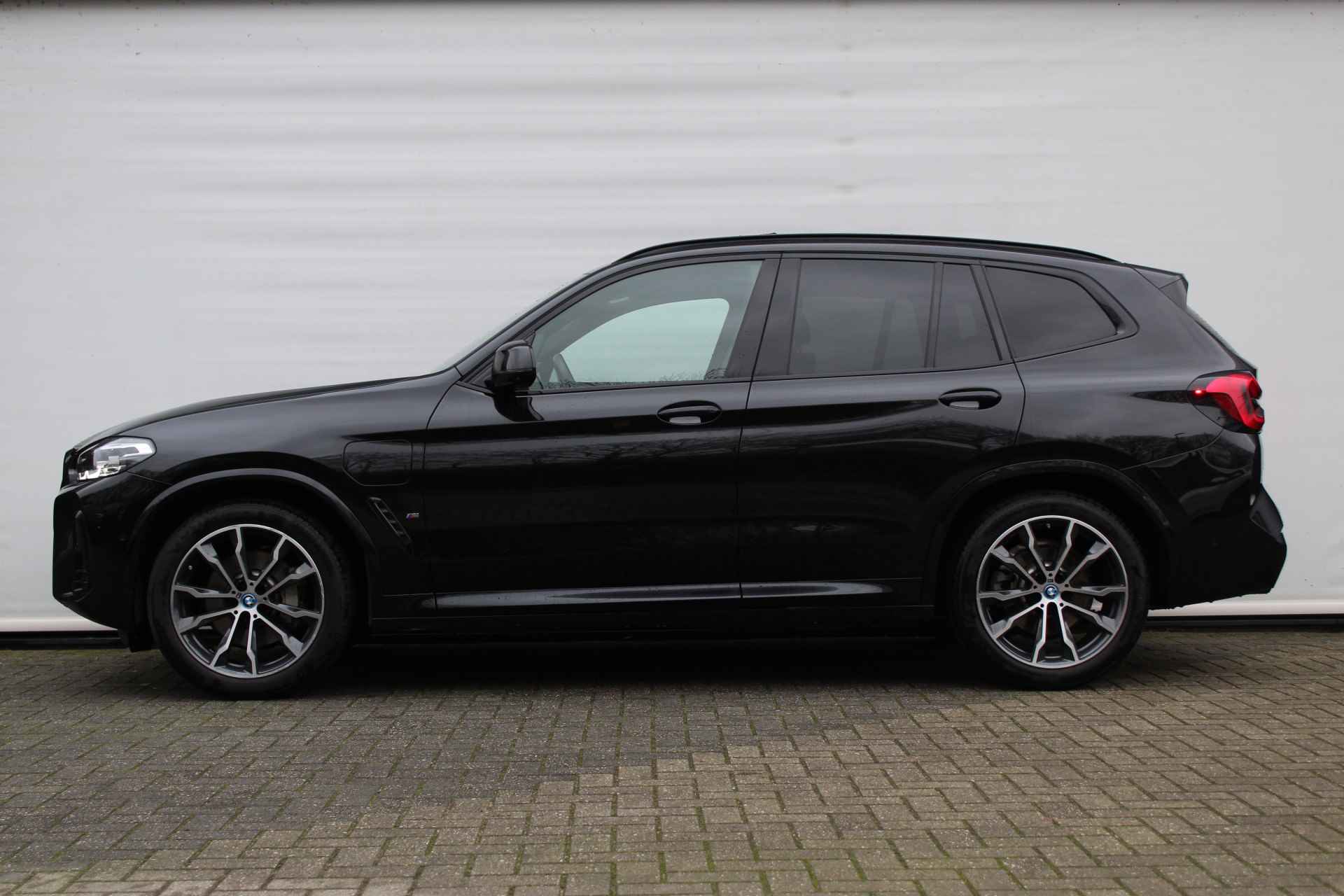 BMW X3 xDrive30e High Executive M Sport Automaat / Panoramadak / Trekhaak / Sportstoelen / Verwarmd stuurwiel / Adaptief onderstel / Stoelverwarming / Harman Kardon / Parking Assistant Plus - 3/30