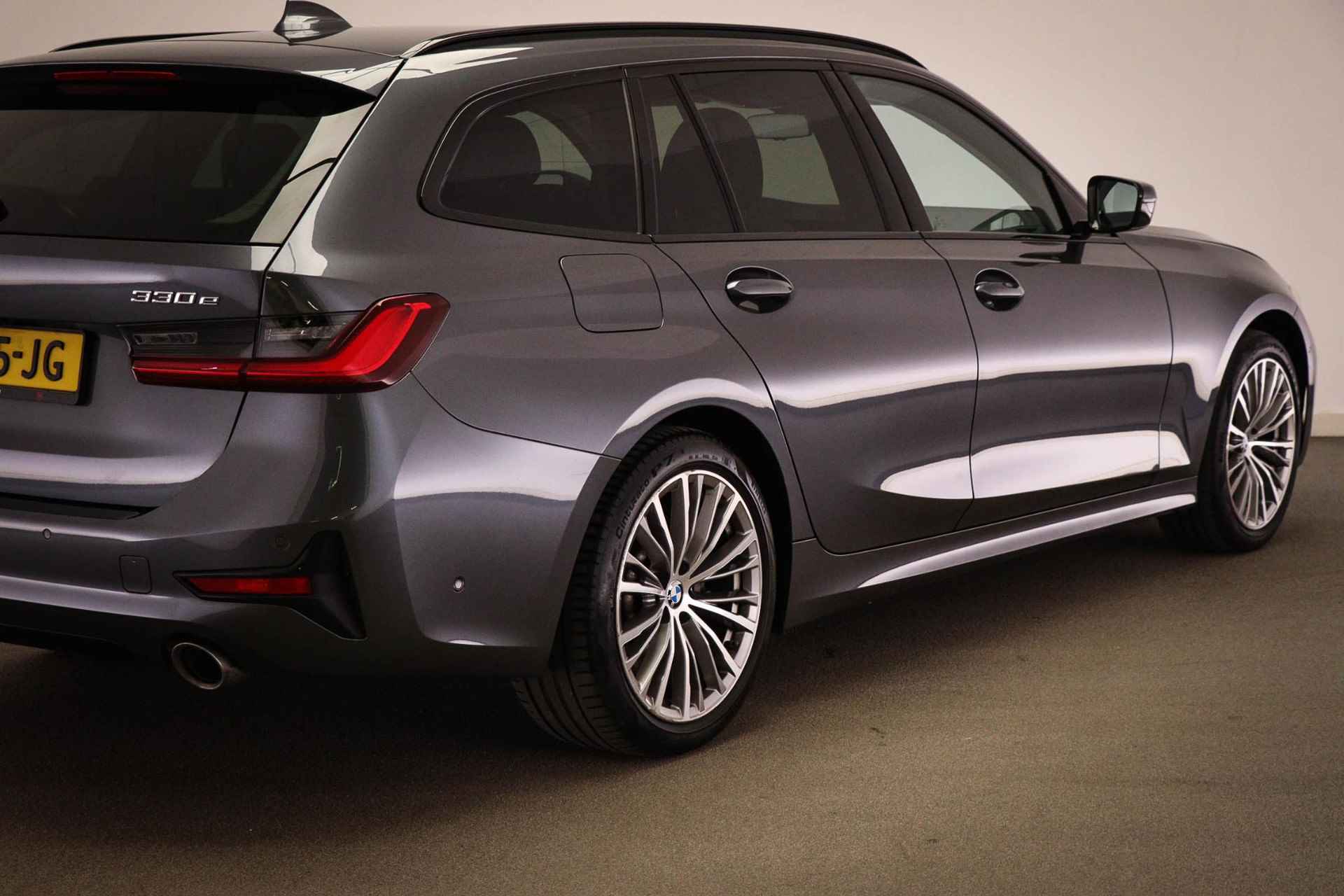 BMW 3-serie Touring 330e High Executive | SPORT LINE / PARKING- PACK | LEDER | CAMERA | 18" - 24/56