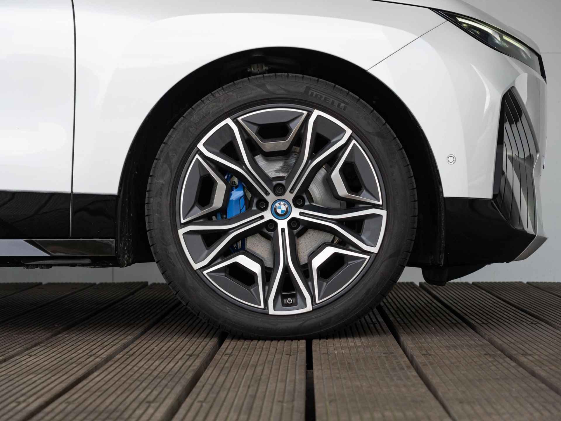 BMW iX xDrive50 | High Executive | Sportpakket | Comfort Access | 22 inch | Glazen panoramadak Sky Lounge | Trekhaak - 6/44