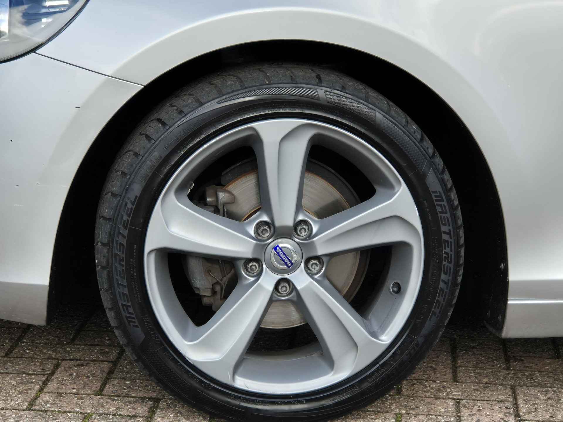 Volvo V40 2.0 D2 Momentum € 584 Rest BPM, Set extra velgen inclusief. - 22/23