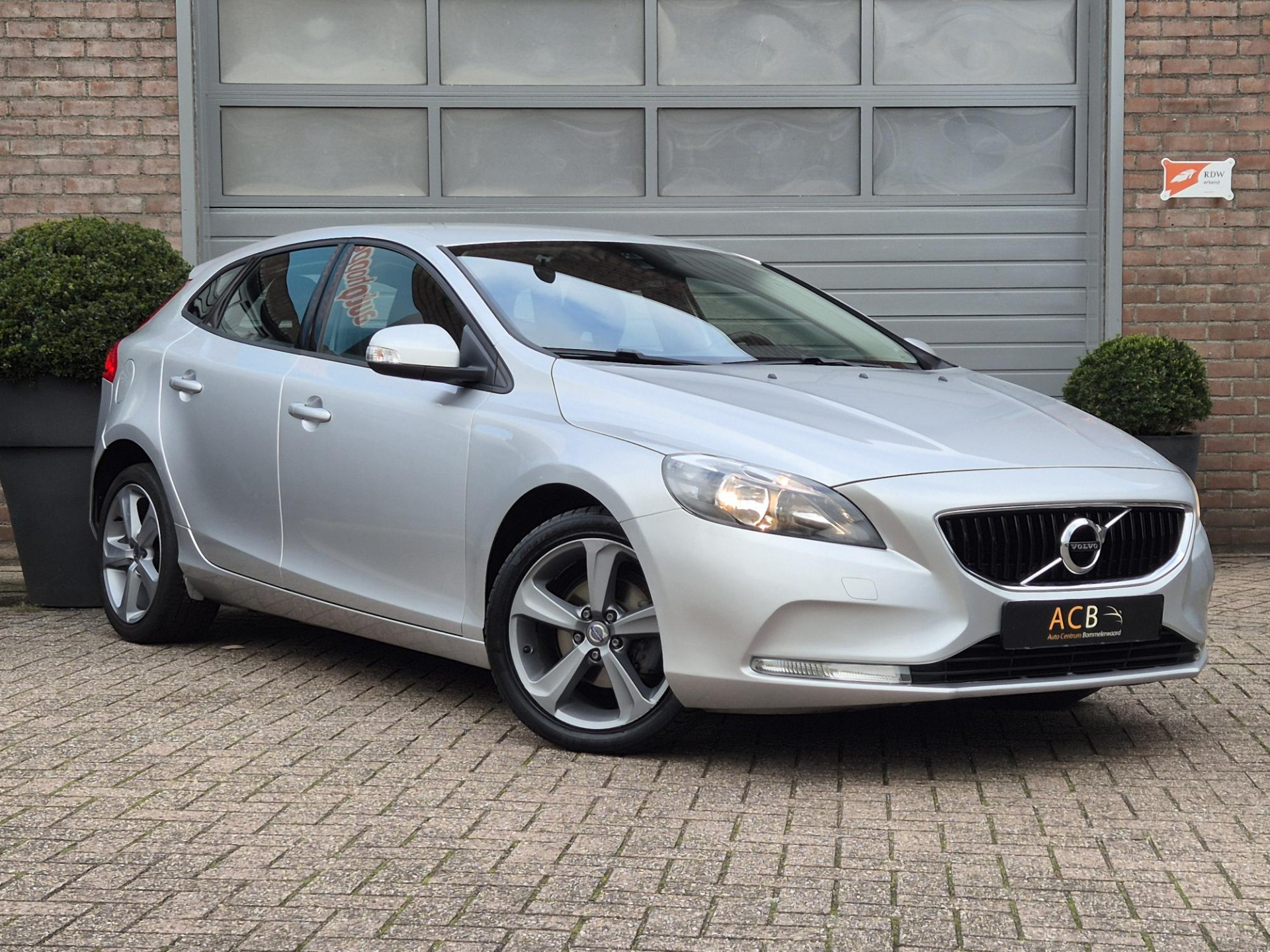 Volvo V40 2.0 D2 Momentum € 584 Rest BPM, Set extra velgen inclusief.