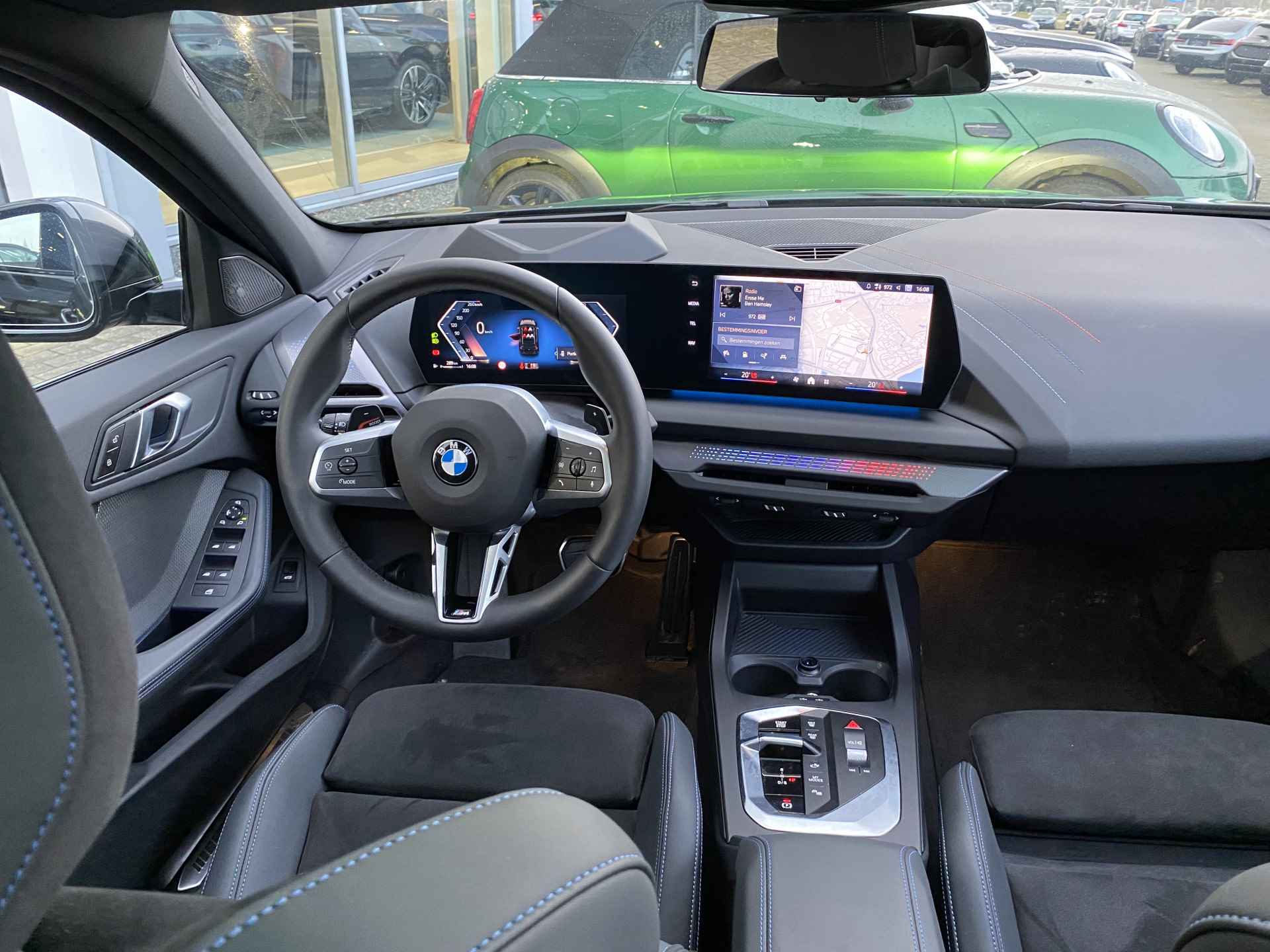 BMW 1-serie 120 | M-Sportpakket Pro |  Panoramadak |  M-Sportremmen Rood | Driving Assistant Professional | Head-Up Display | Hifi-systeem Harman Kardon | Actieve stoel | Stuurwielverwarming | - 3/21