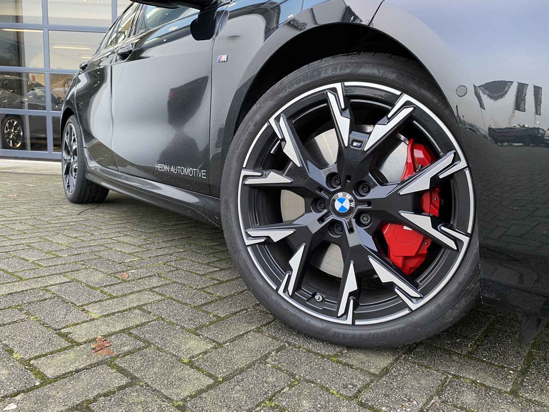 BMW 1-serie 120 | M-Sportpakket Pro |  Panoramadak |  M-Sportremmen Rood | Driving Assistant Professional | Head-Up Display | Hifi-systeem Harman Kardon | Actieve stoel | Stuurwielverwarming | - 4/21