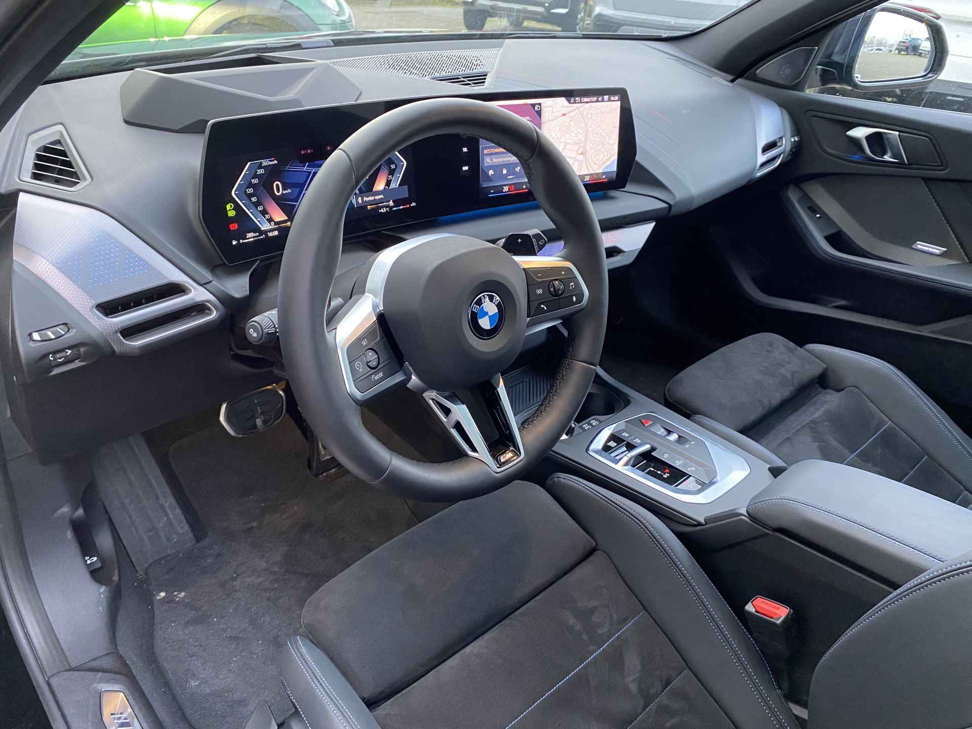 BMW 1-serie 120 | M-Sportpakket Pro |  Panoramadak |  M-Sportremmen Rood | Driving Assistant Professional | Head-Up Display | Hifi-systeem Harman Kardon | Actieve stoel | Stuurwielverwarming | - 9/21