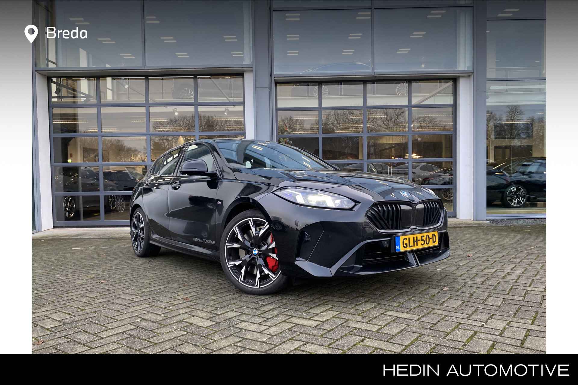 BMW 1-serie 120 | M-Sportpakket Pro |  Panoramadak |  M-Sportremmen Rood | Driving Assistant Professional | Head-Up Display | Hifi-systeem Harman Kardon | Actieve stoel | Stuurwielverwarming |