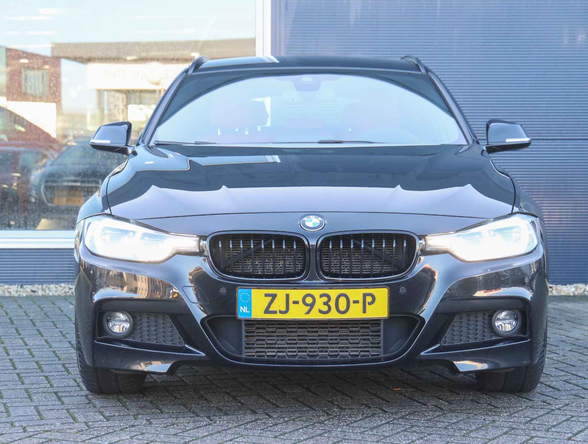 BMW 3-serie Touring 150pk M Sport Edition 1ste eigenaar | UNIEK!! | LEER | 19"LMV | Electrische klep | LED - 10/50