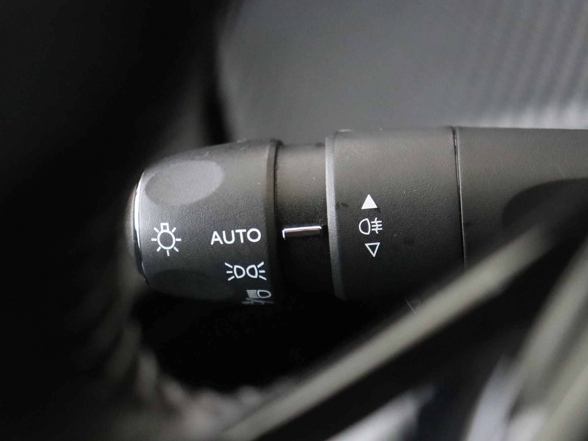 Peugeot 208 1.2 PureTech Allure 5 deurs | Navigatie | Lichtmetalen velgen | Climate Control - 28/33
