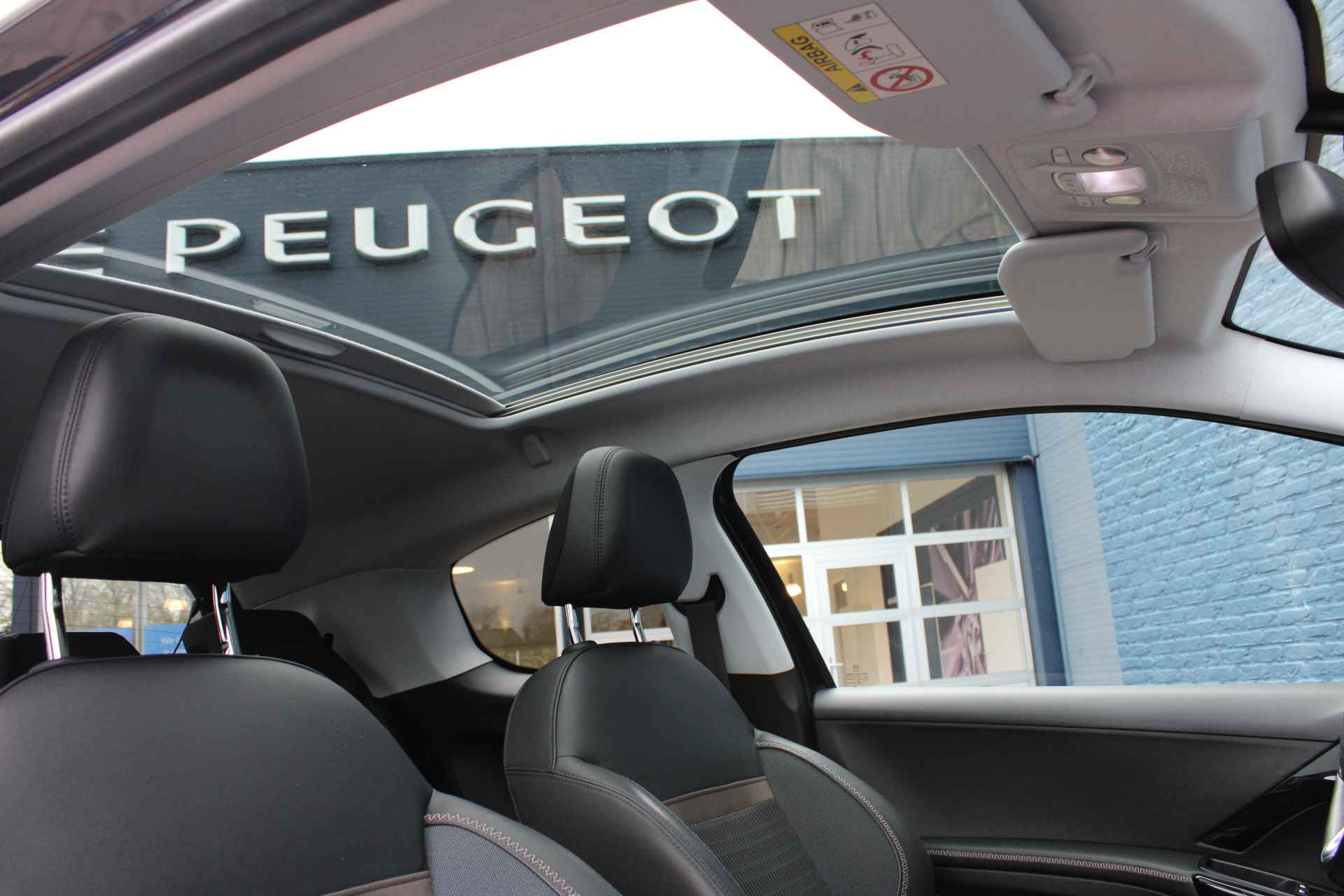 Peugeot 208 3drs 1.2 PureTech Allure | Navigatie | Panoramadak | 1e Eigenaar | Trekhaak | - 5/23