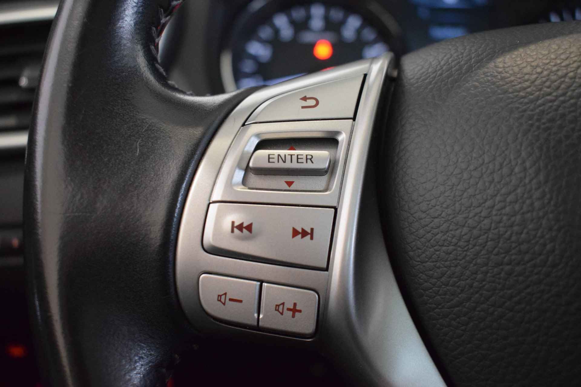Nissan Qashqai 1.2 N-Connecta | 100% Onderhouden | Panoramadak | 360-Camera | Parkeersensoren | Navigatie | Cruise control | Focal speakerset | 18 inch lichtmetaal | - 32/41