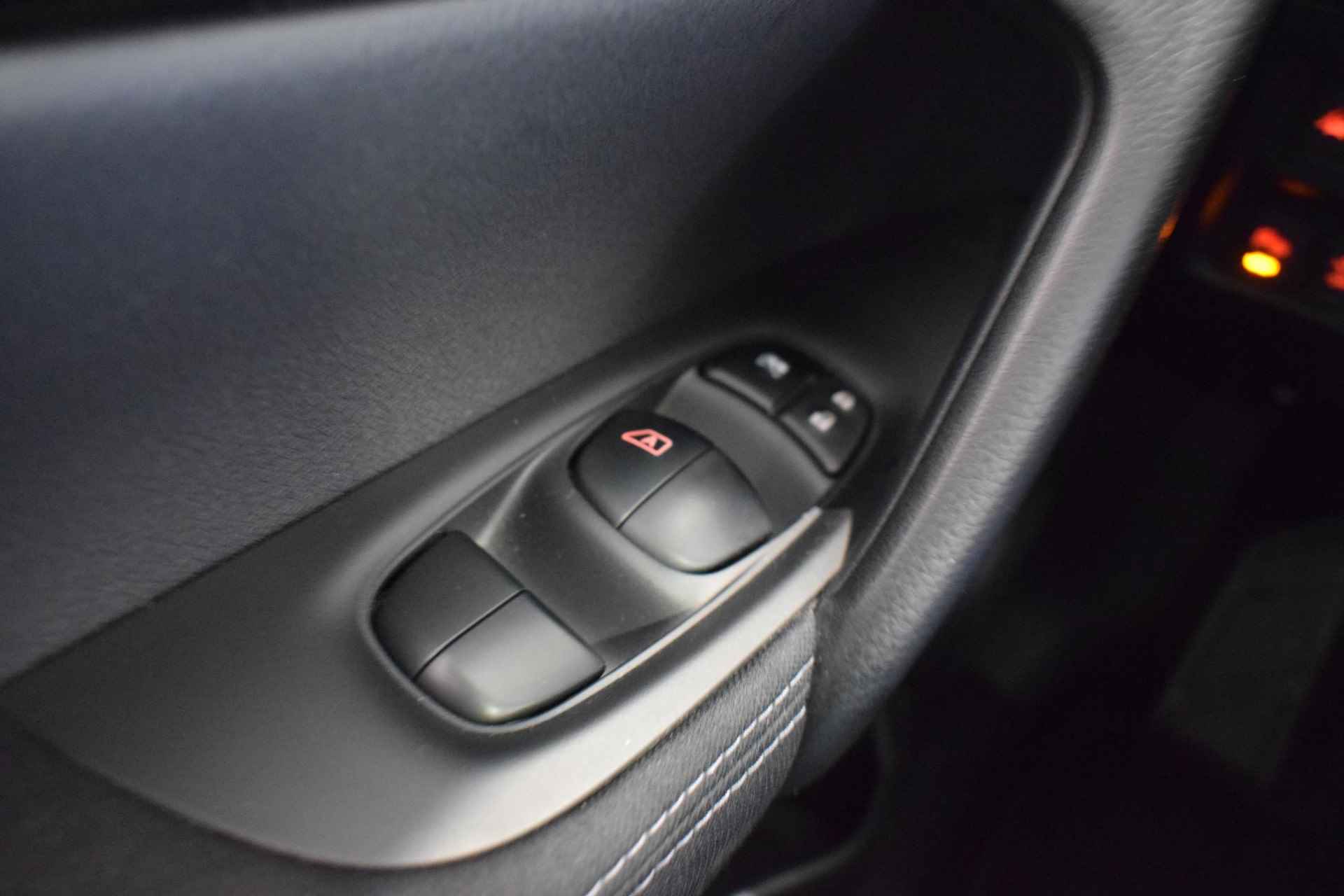 Nissan Qashqai 1.2 N-Connecta | 100% Onderhouden | Panoramadak | 360-Camera | Parkeersensoren | Navigatie | Cruise control | Focal speakerset | 18 inch lichtmetaal | - 36/41