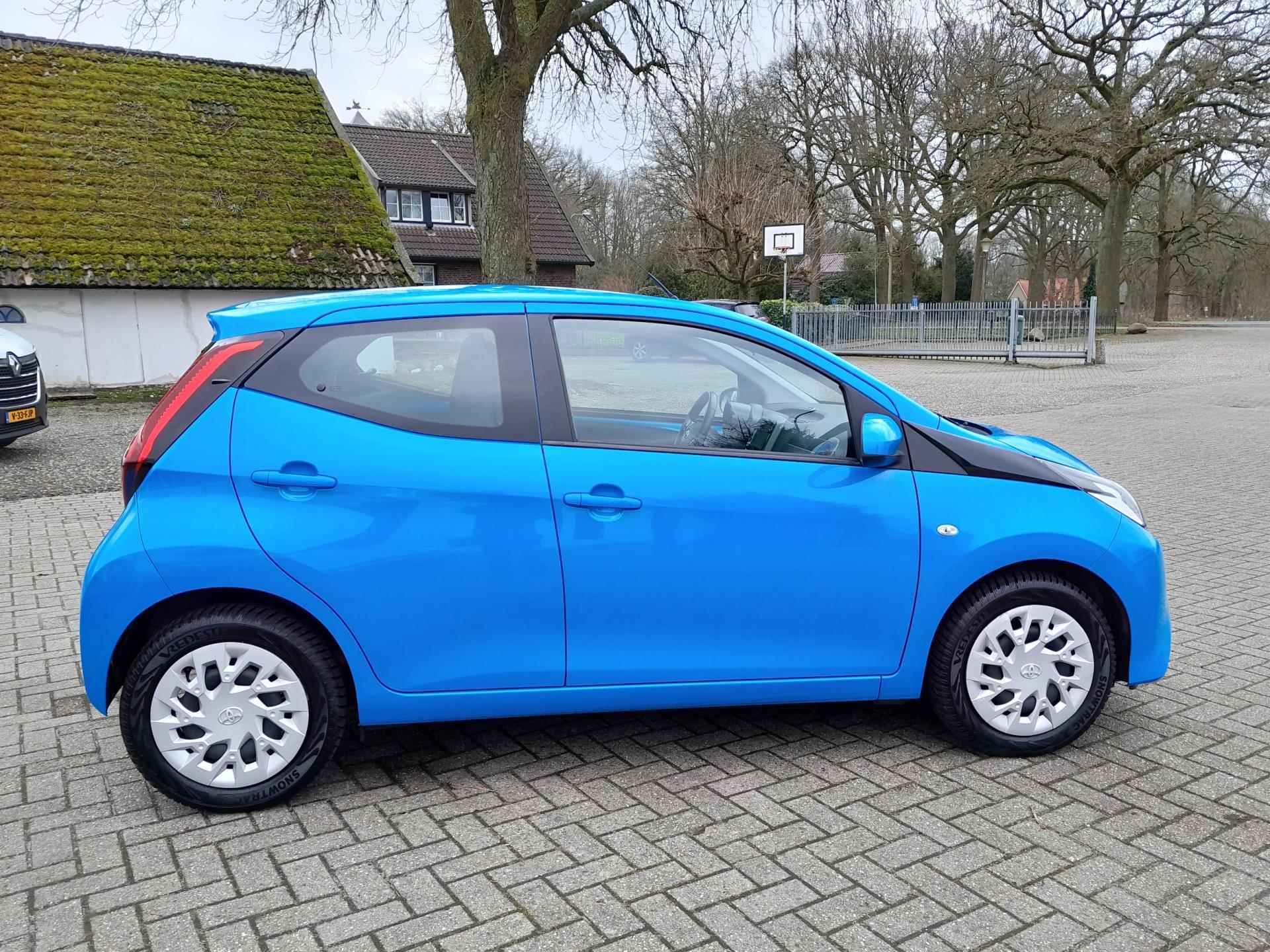 Toyota Aygo 1.0 VVT-i x-play mooie complete Aygo in het blauw ! - 5/17