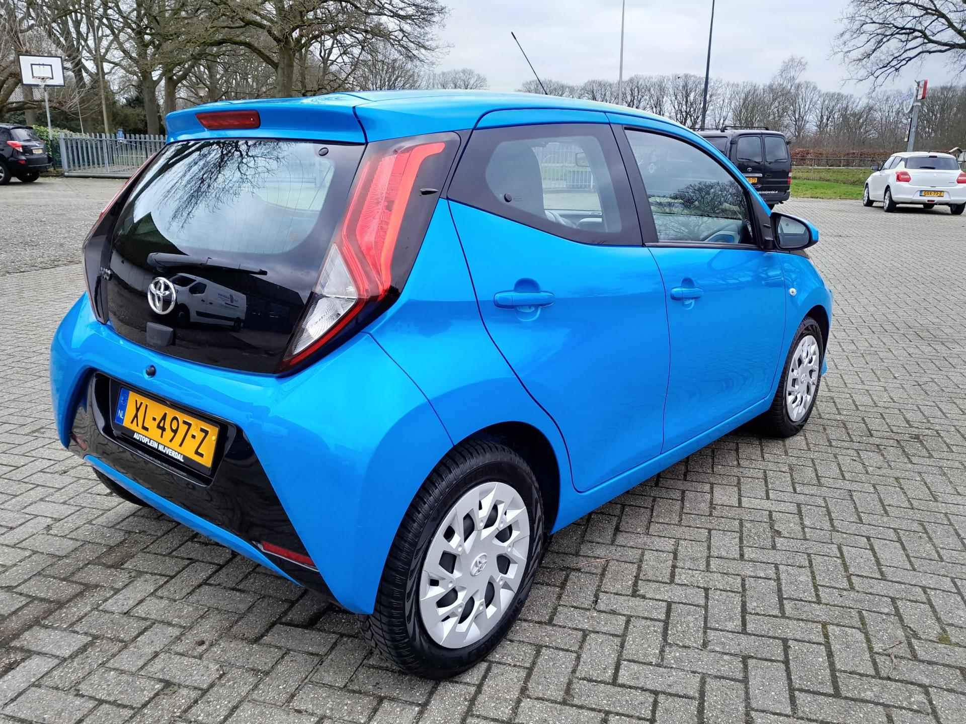 Toyota Aygo 1.0 VVT-i x-play mooie complete Aygo in het blauw ! - 6/17