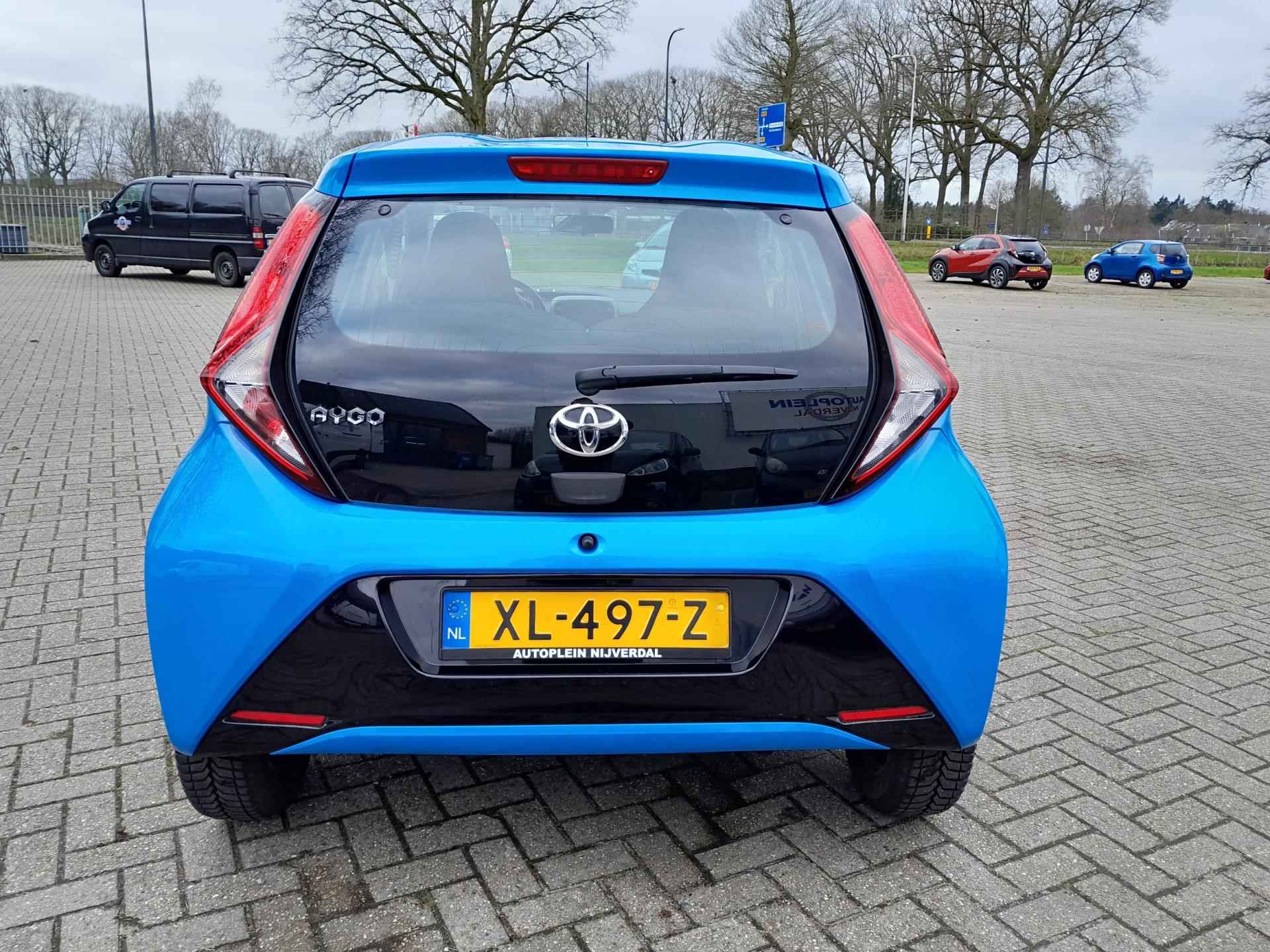 Toyota Aygo 1.0 VVT-i x-play mooie complete Aygo in het blauw ! - 7/17