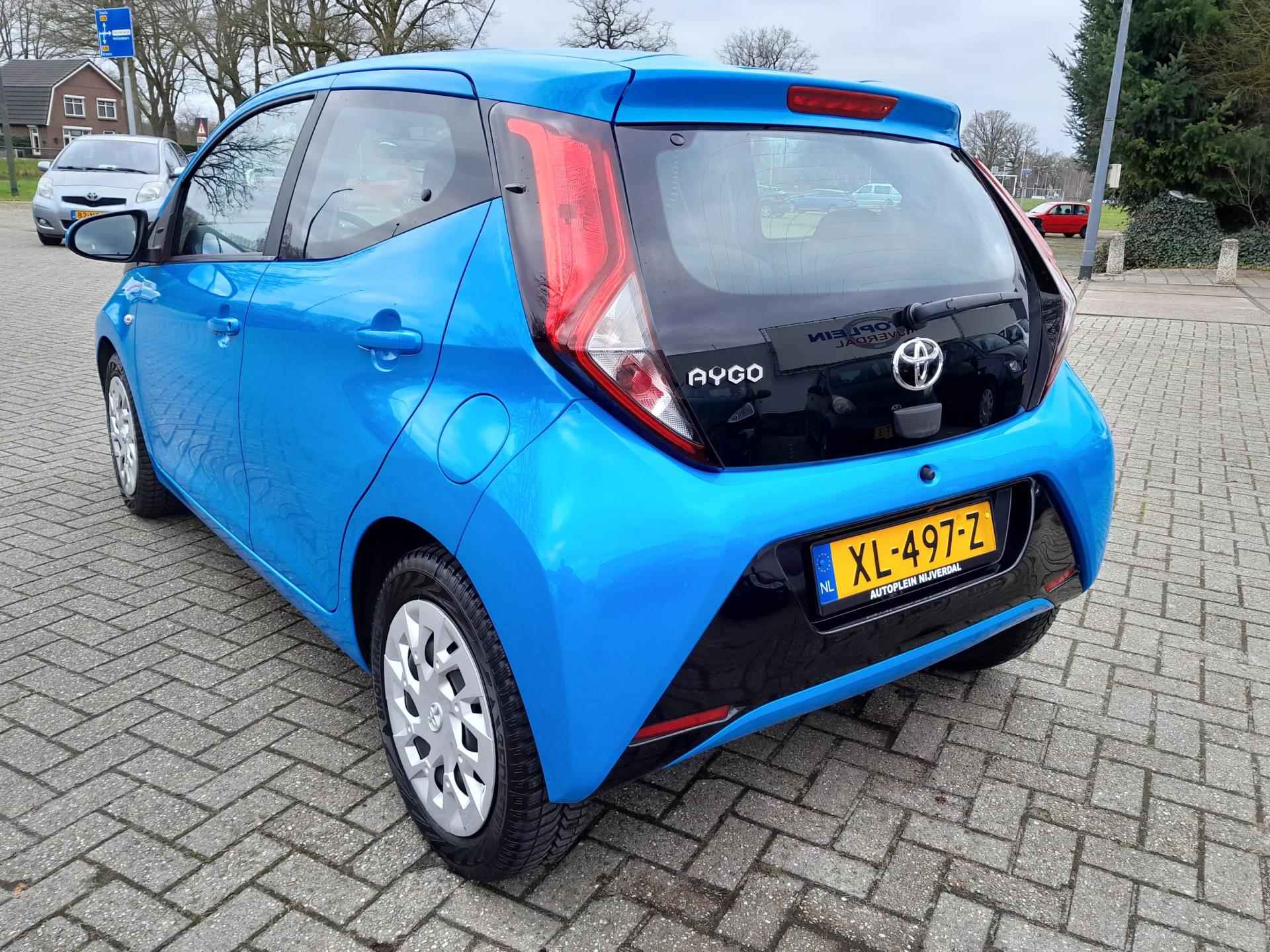 Toyota Aygo 1.0 VVT-i x-play mooie complete Aygo in het blauw ! - 8/17