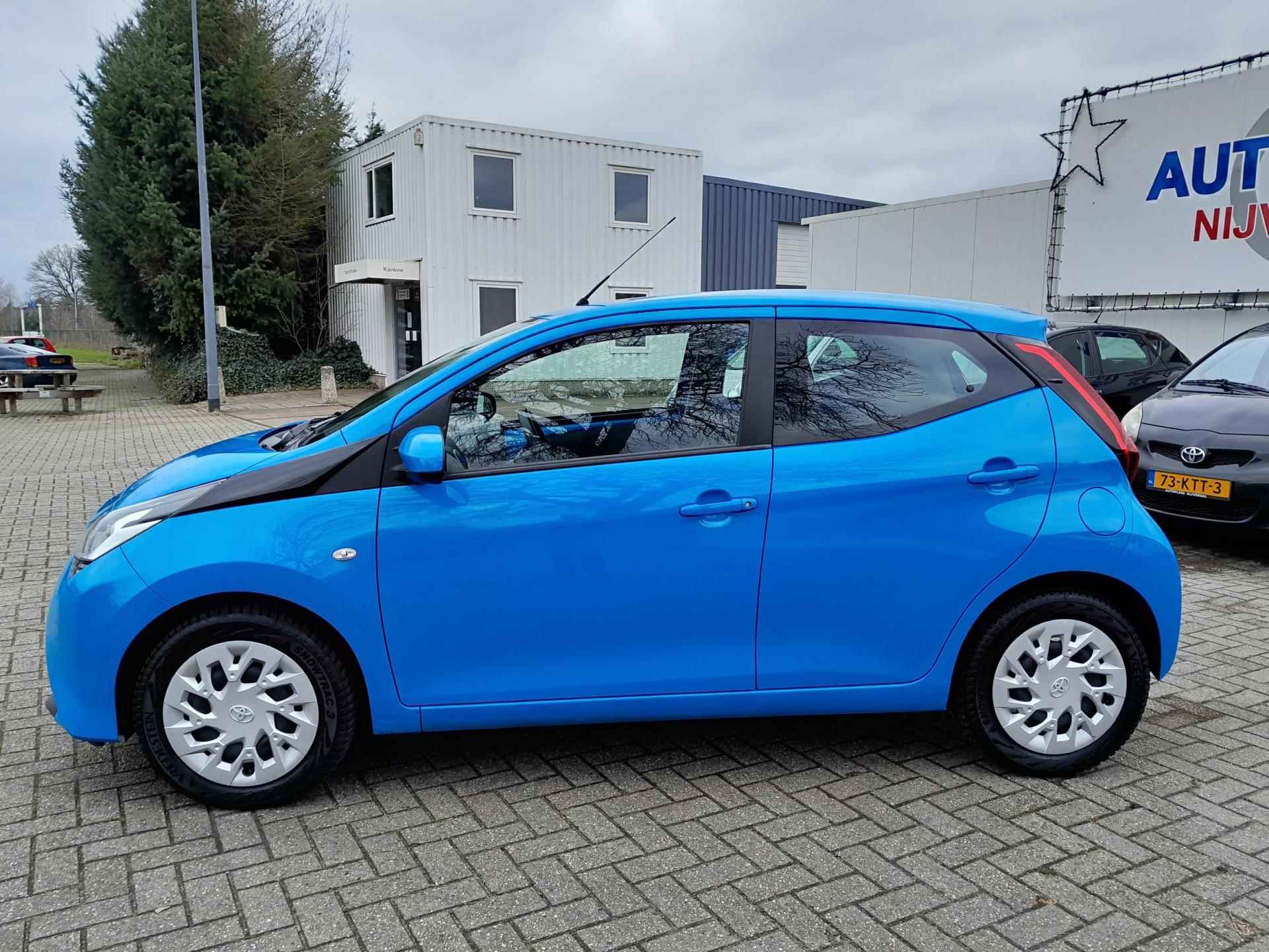 Toyota Aygo 1.0 VVT-i x-play mooie complete Aygo in het blauw ! - 9/17