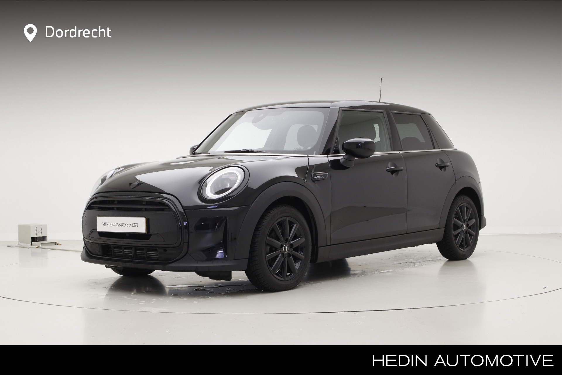 MINI 5-deurs Cooper Camden Edition | Premium Go | 16" Victory Spoke Black | Piano Black exterior pack | Extra getint glas achter