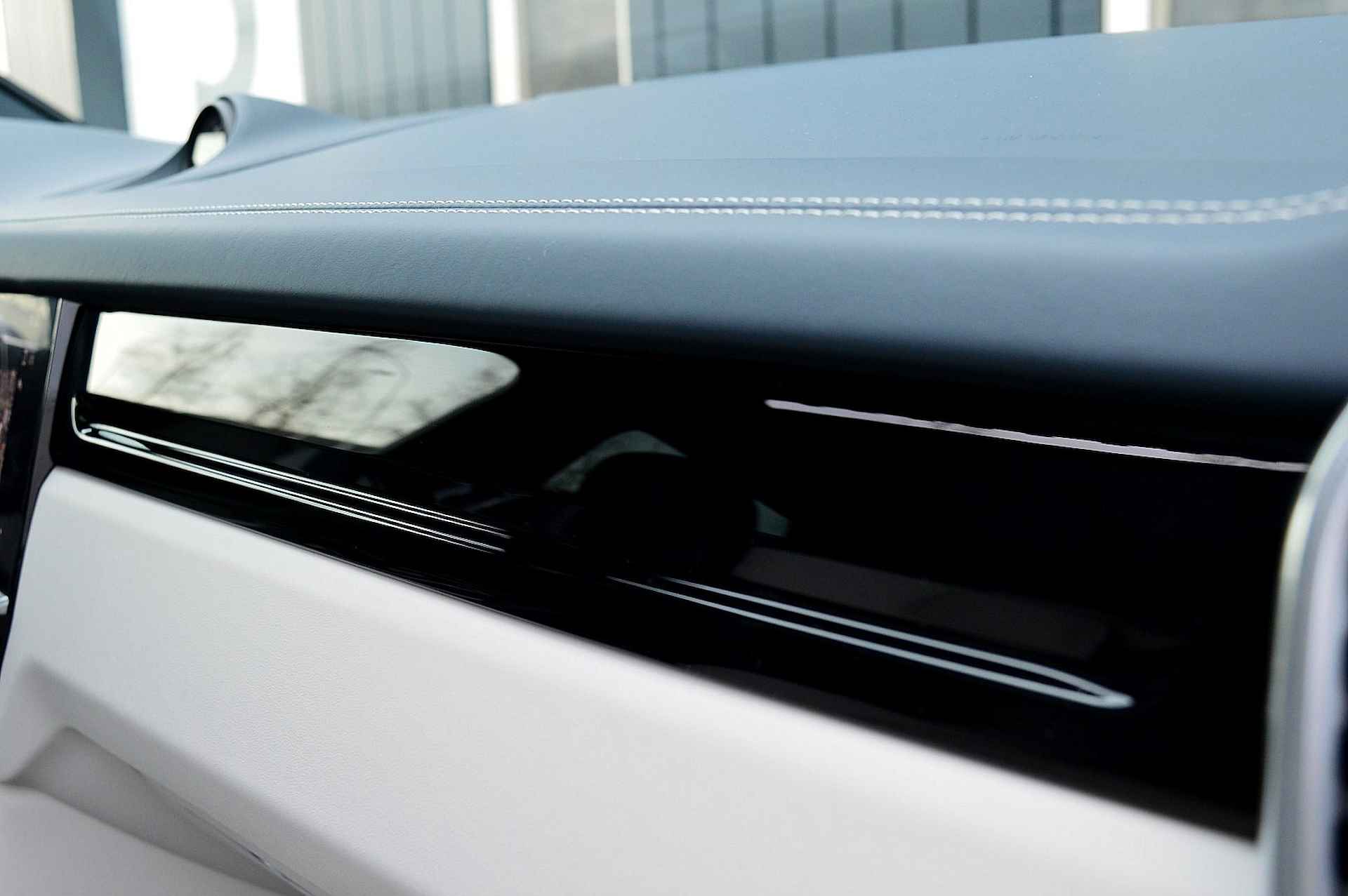 Porsche Cayenne 3.0 E-Hybrid Rijklaarprijs-Garantie Panorama dak Leder Sport interieur Lucht vering Trekhaak - 19/54