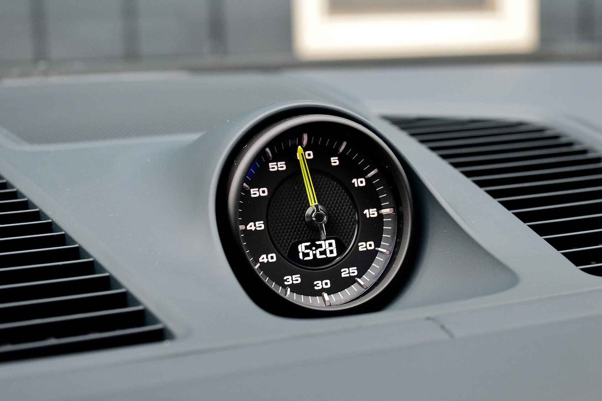 Porsche Cayenne 3.0 E-Hybrid Rijklaarprijs-Garantie Panorama dak Leder Sport interieur Lucht vering Trekhaak - 22/54